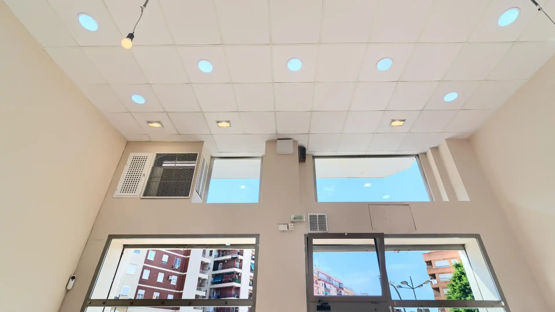 Commercial properties for sale in Carrer del Doctor Nicasi Benlloch, 18, Barrio de Benicalap Commercial properties for sale in Valencia with Air Conditioner and Alarm