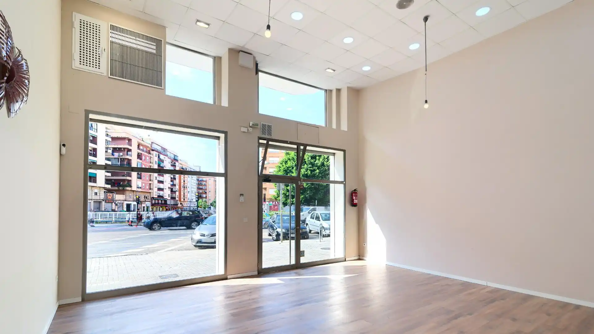 Commercial properties for sale in Carrer del Doctor Nicasi Benlloch, 18, Barrio de Benicalap Commercial properties for sale in Valencia with Air Conditioner and Alarm