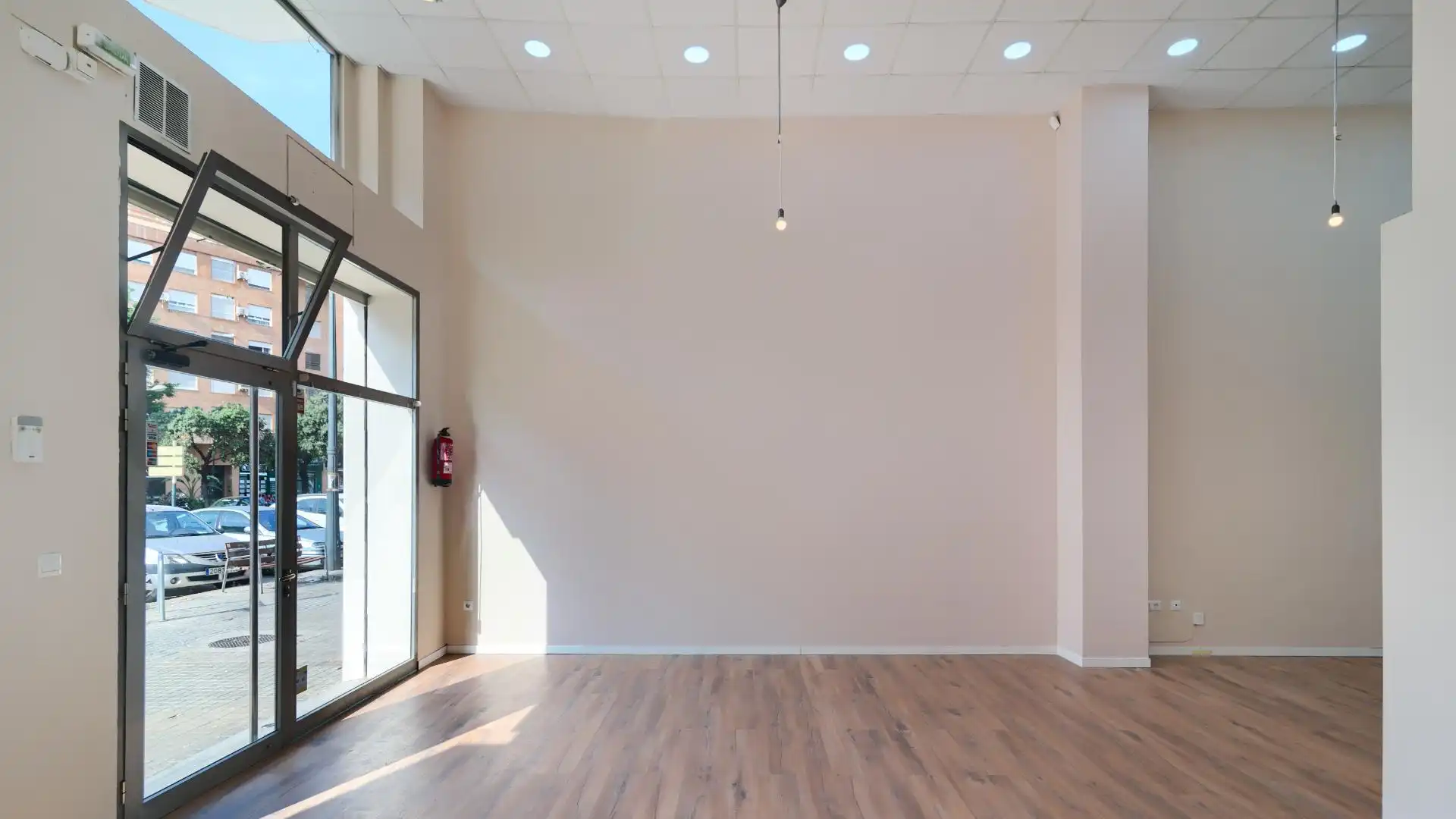 Commercial properties for sale in Carrer del Doctor Nicasi Benlloch, 18, Barrio de Benicalap Commercial properties for sale in Valencia with Air Conditioner and Alarm