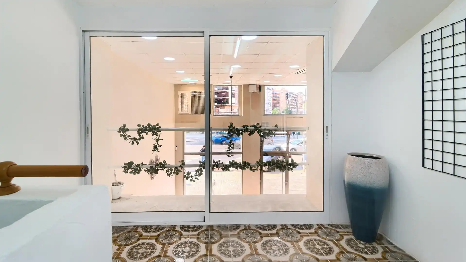 Commercial properties for sale in Carrer del Doctor Nicasi Benlloch, 18, Barrio de Benicalap Commercial properties for sale in Valencia with Air Conditioner and Alarm
