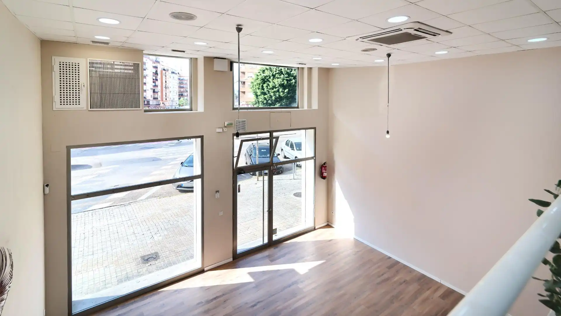 Commercial properties for sale in Carrer del Doctor Nicasi Benlloch, 18, Barrio de Benicalap Commercial properties for sale in Valencia with Air Conditioner and Alarm