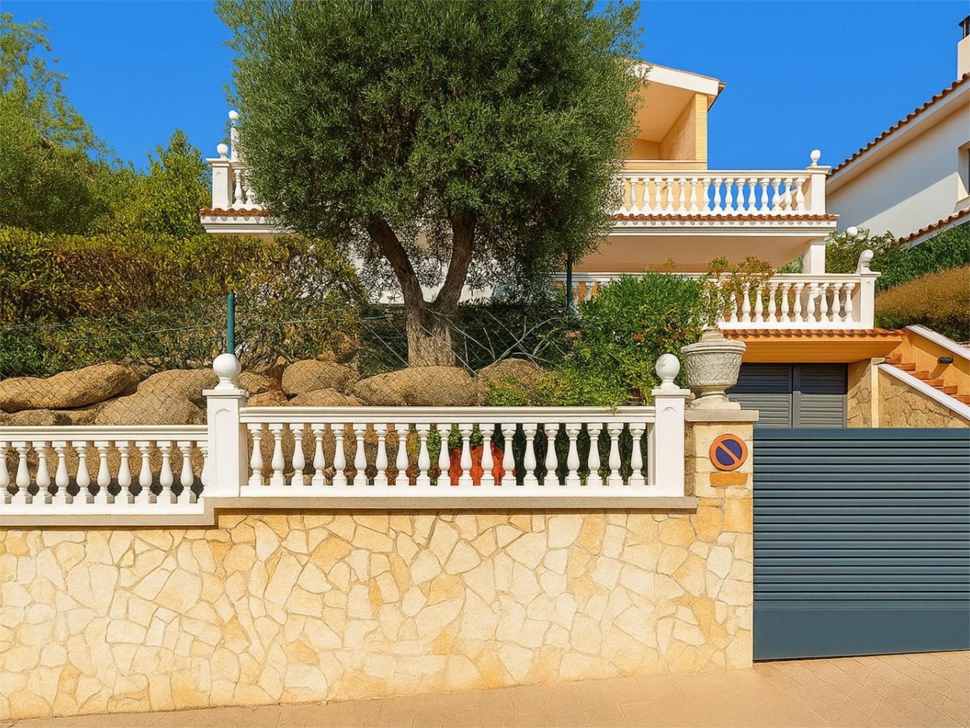 Vista exterior de Casa o xalet en venda en Canet de Mar amb Aire condicionat, Calefacció i Jardí privat