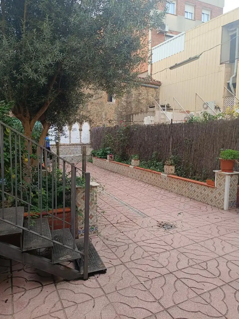 Vista exterior de Pis en venda en Santa Coloma de Gramenet amb Aire condicionat, Calefacció i Jardí privat