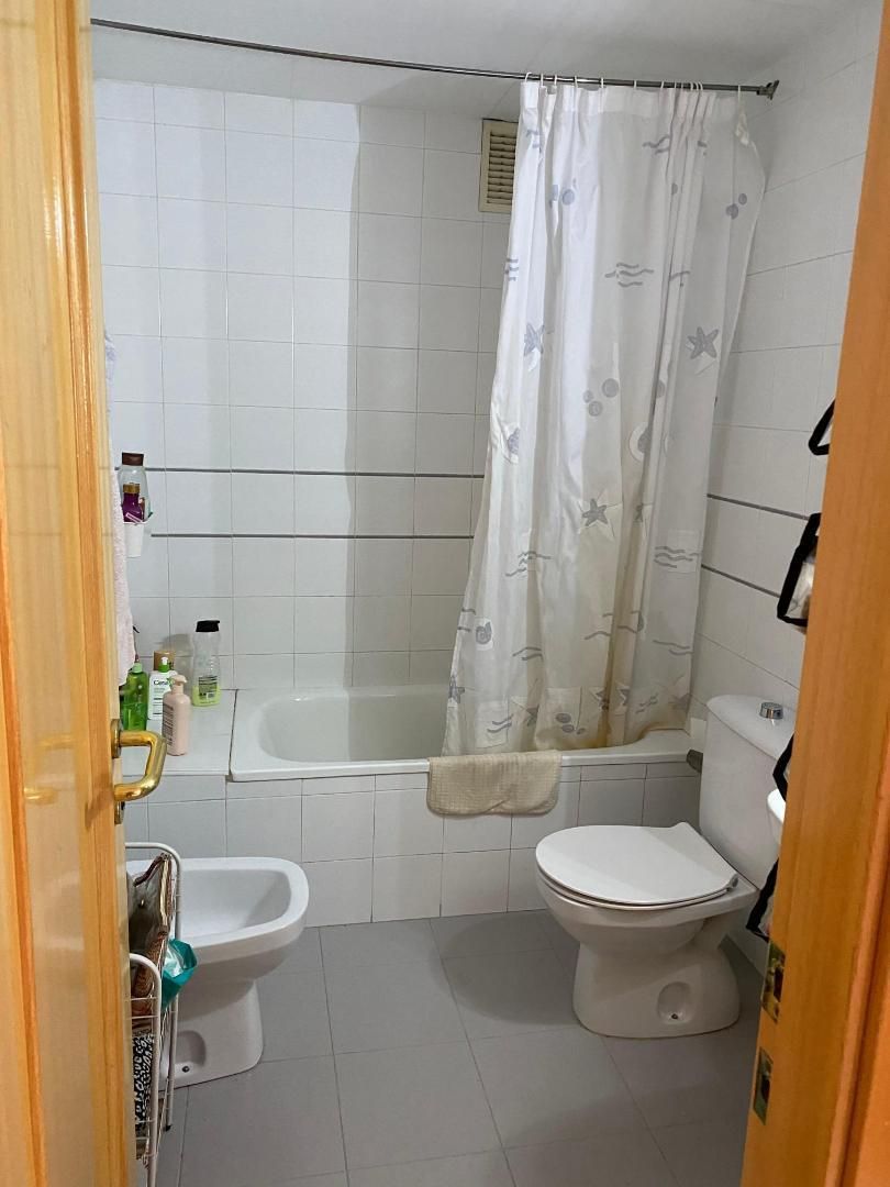 Bany de Pis per a compartir en  Granada Capital amb Terrassa, Moblat i Rentadora