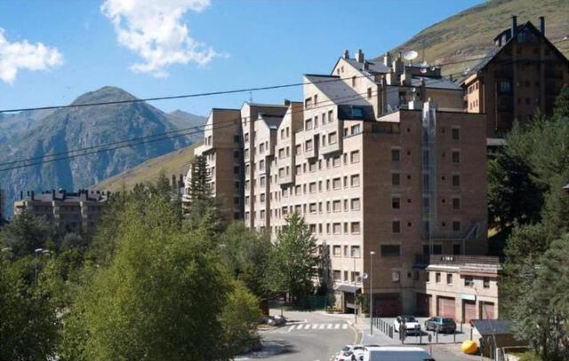 Vista exterior de Apartament en venda en Les amb Calefacció i Moblat