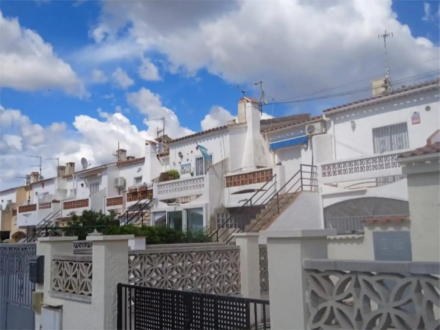 Pis en venda a Carrer de la Marinada, 21c, Francolí - Freser - Noguera Vista exterior de Pis en venda en Empuriabrava amb Aire condicionat, Terrassa i Piscina