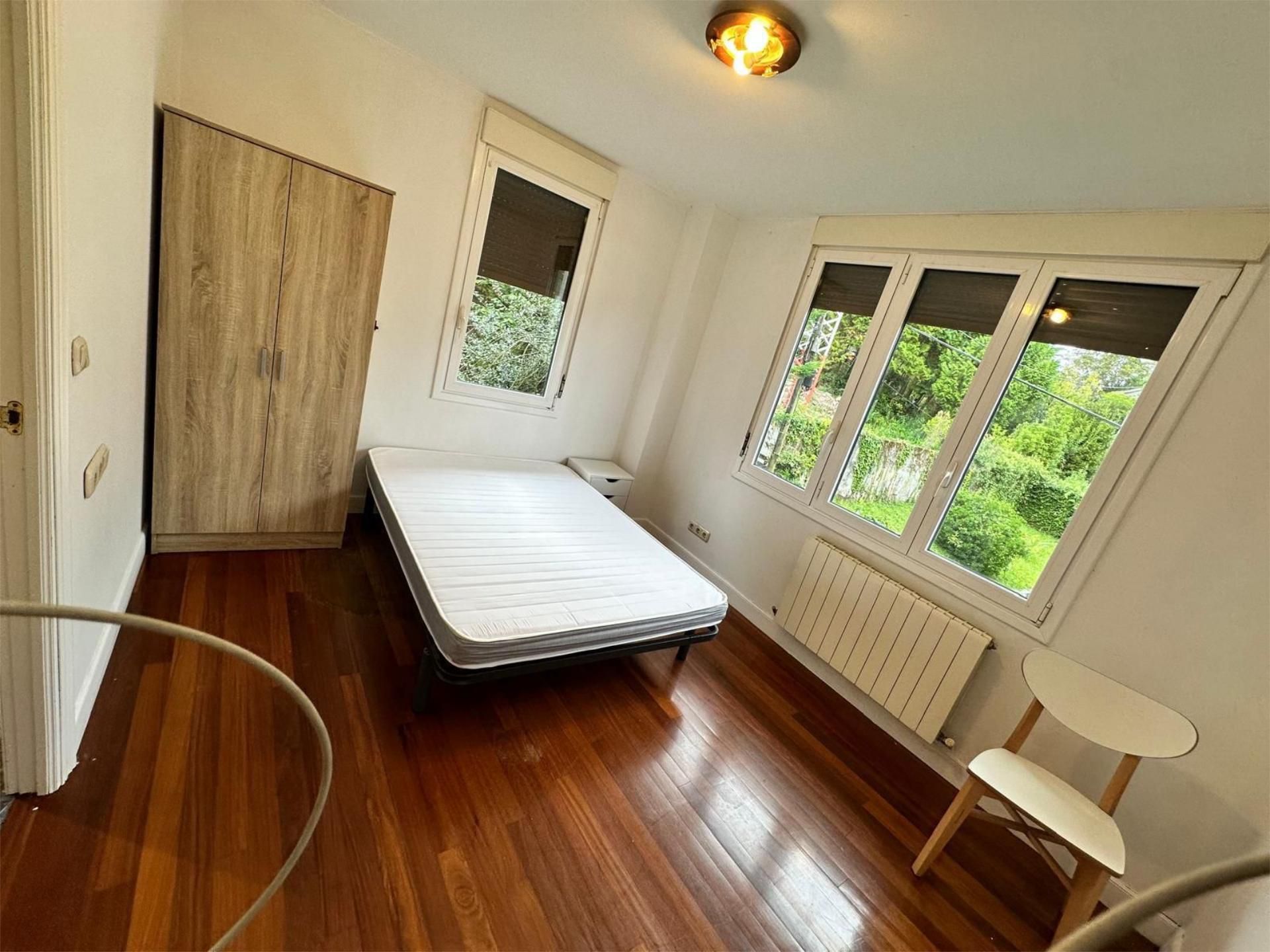 Pis per a compartir a Zubiaurre Pasealekua, 96, Intxaurrondo Dormitori de Pis per a compartir en Donostia - San Sebastián amb Calefacció, Jardí privat i Terrassa