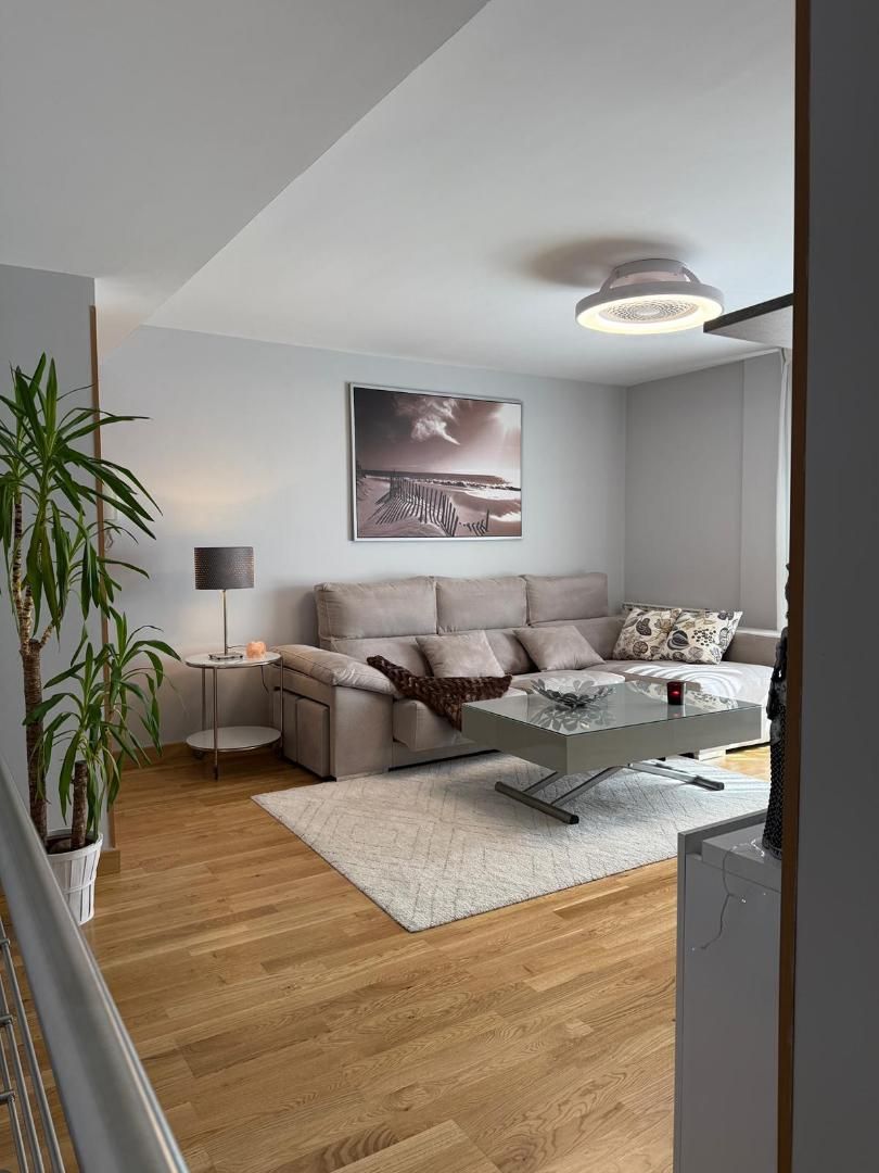 Sala d'estar de Pis de lloguer en  Madrid Capital amb Aire condicionat, Calefacció i Jardí privat