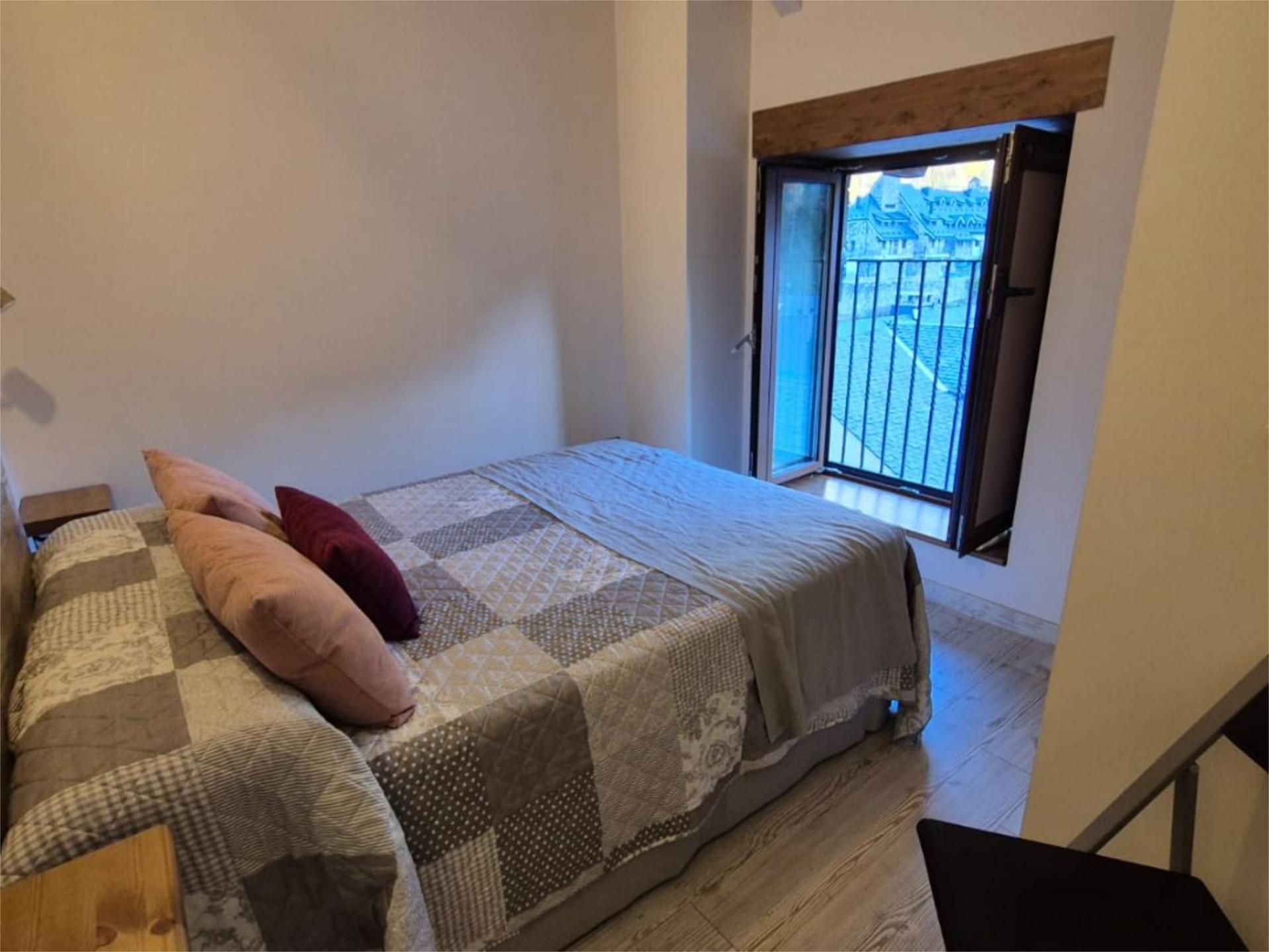 Dormitori de Pis de lloguer en Sallent de Gállego amb Calefacció, Parquet i Moblat