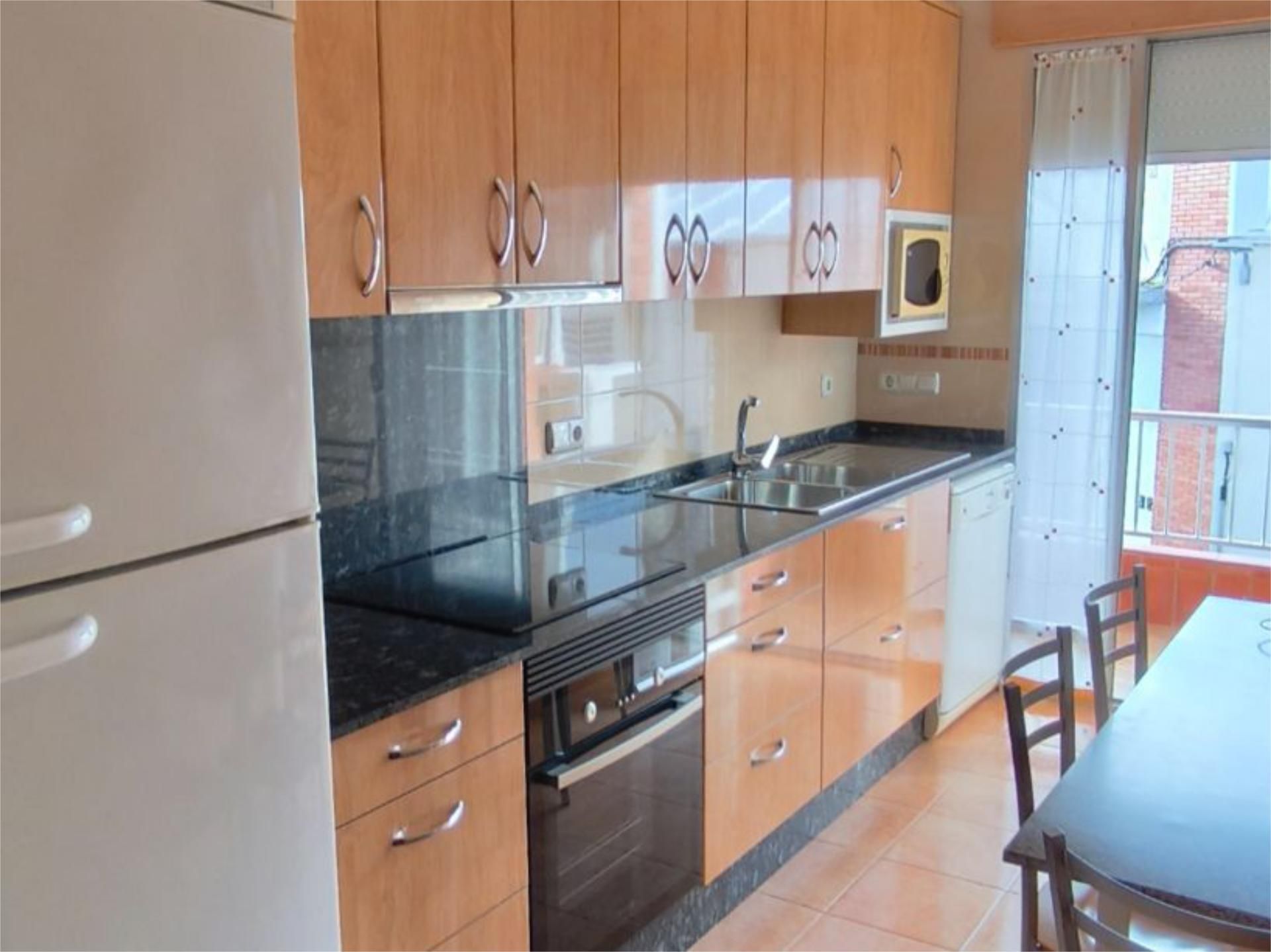 Casa adosada en venda a Carrer Barcelona, 33, Zona Hospital Cuina de Casa adosada en venda en Amposta amb Aire condicionat, Terrassa i Balcó