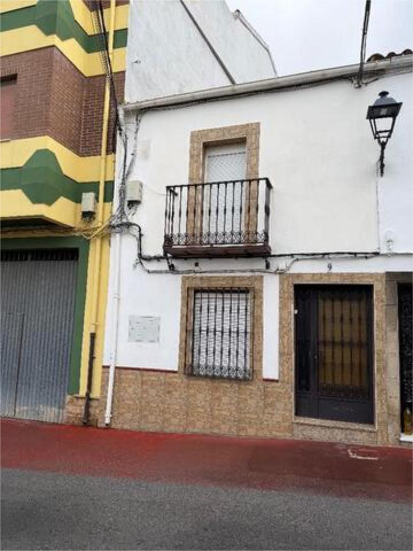 Casa o xalet en venda a Ibros Vista exterior de Casa o xalet en venda en Ibros amb Jardí privat, Terrassa i Traster