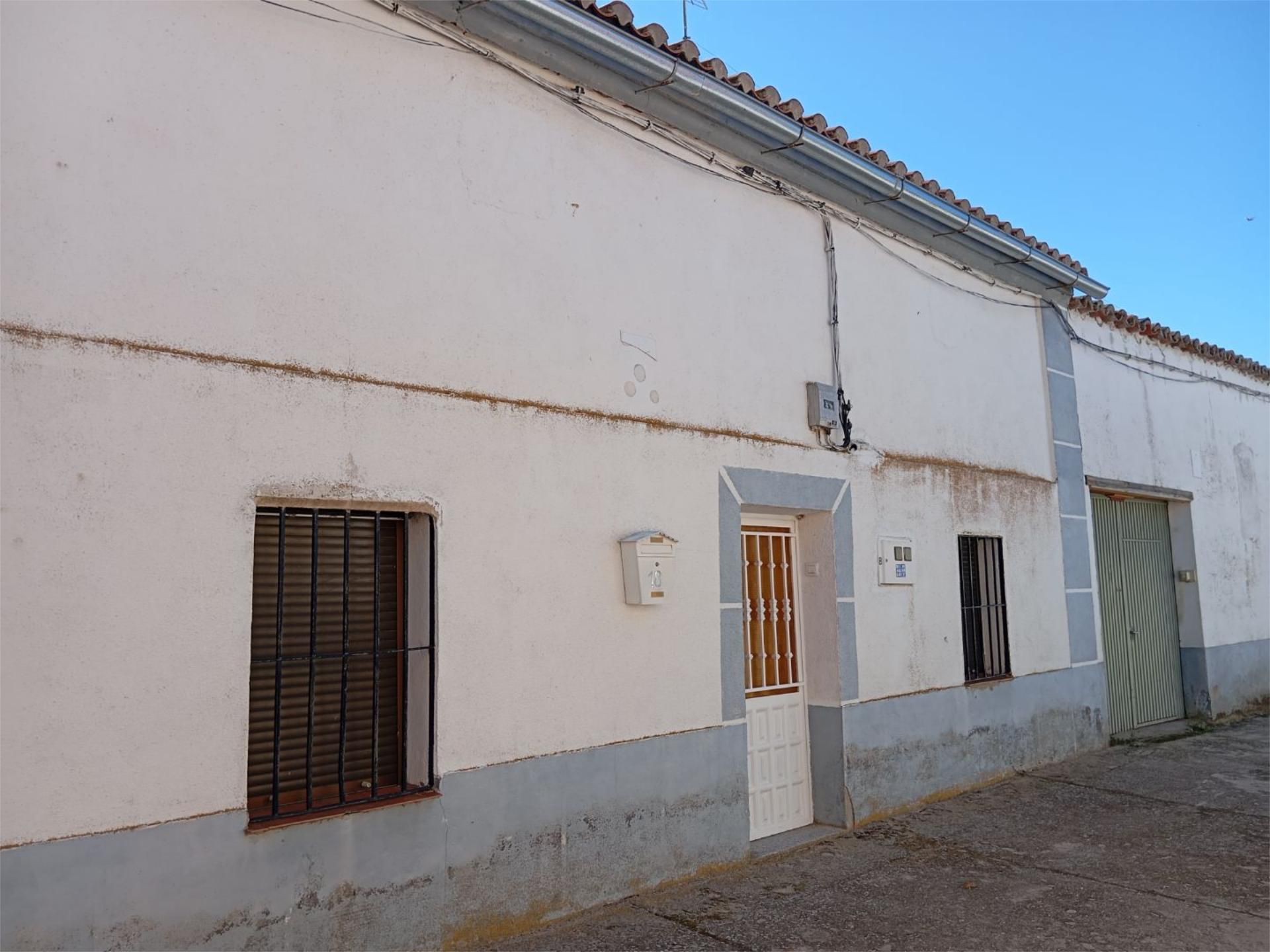 Exterior view of Single-family semi-detached for sale in Salmoral