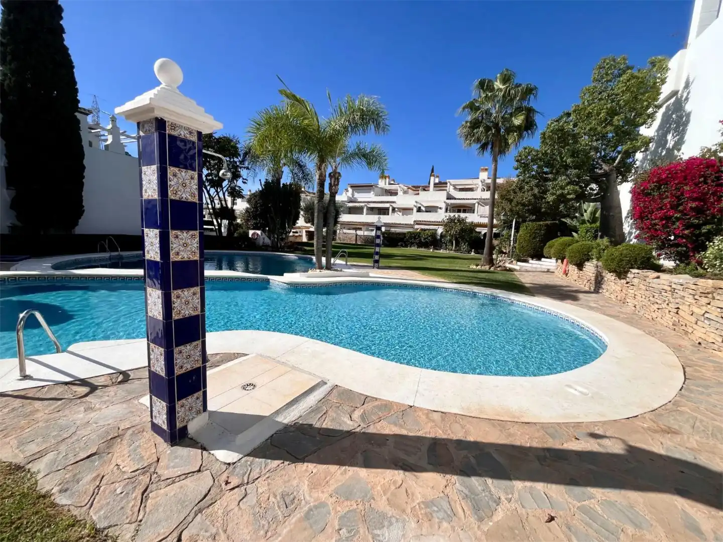 Piso en venta en Camino de los Manchones, 4, Nagüeles Alto Piscina de Piso en venta en Marbella con Aire acondicionado, Calefacción y Jardín privado