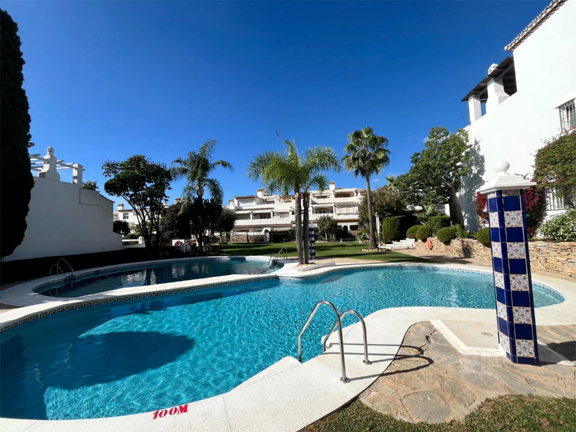 Piscina de Pis en venda en Marbella amb Aire condicionat, Terrassa i Piscina