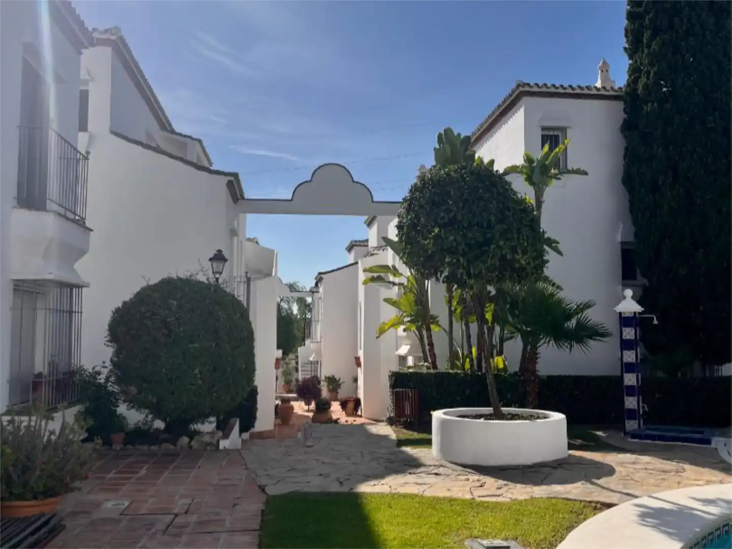 Piso en venta en Camino de los Manchones, 4, Nagüeles Alto Vista exterior de Piso en venta en Marbella con Aire acondicionado, Calefacción y Jardín privado