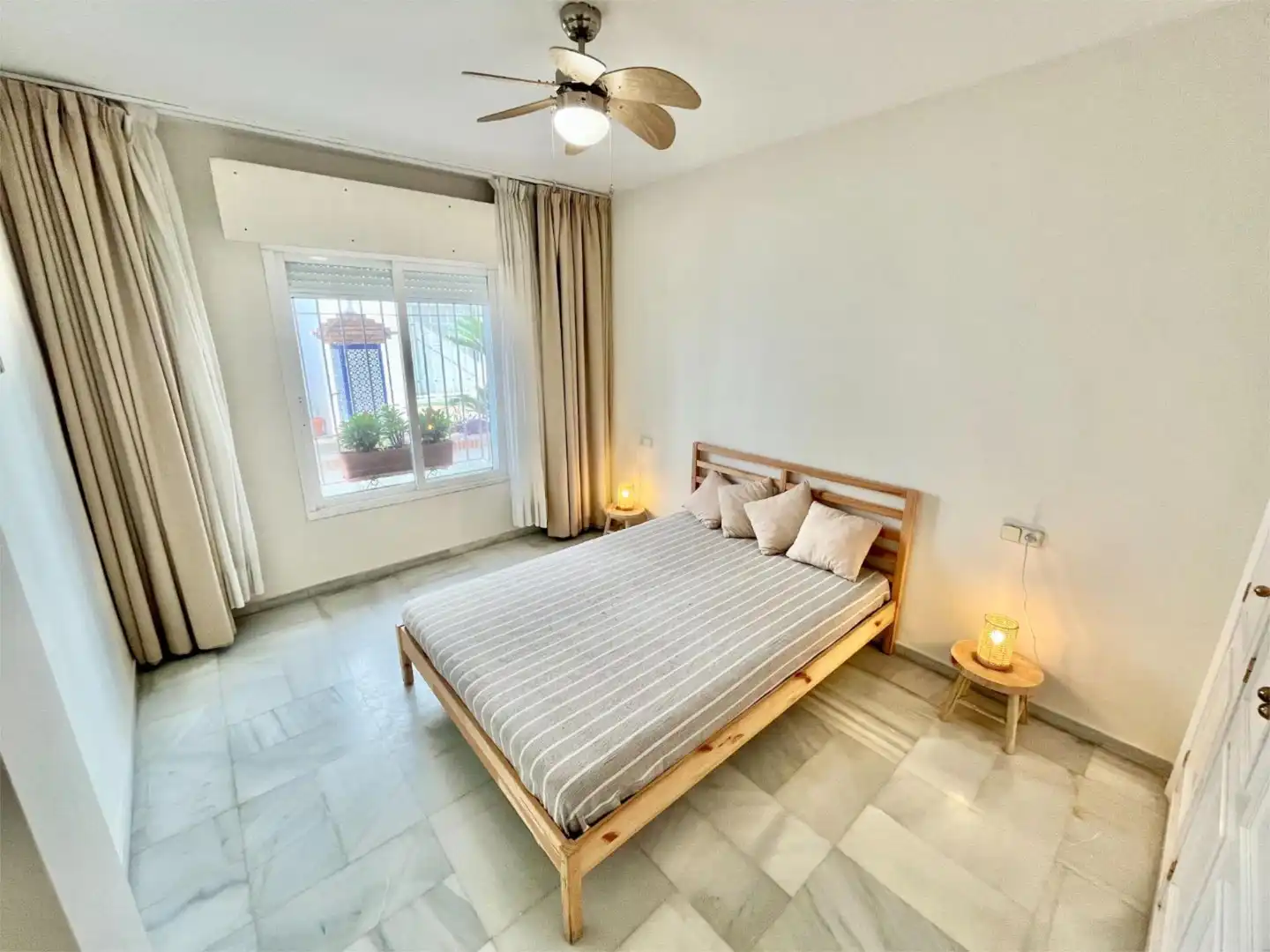 Piso en venta en Camino de los Manchones, 4, Nagüeles Alto Habitación de Piso en venta en Marbella con Aire acondicionado, Calefacción y Jardín privado