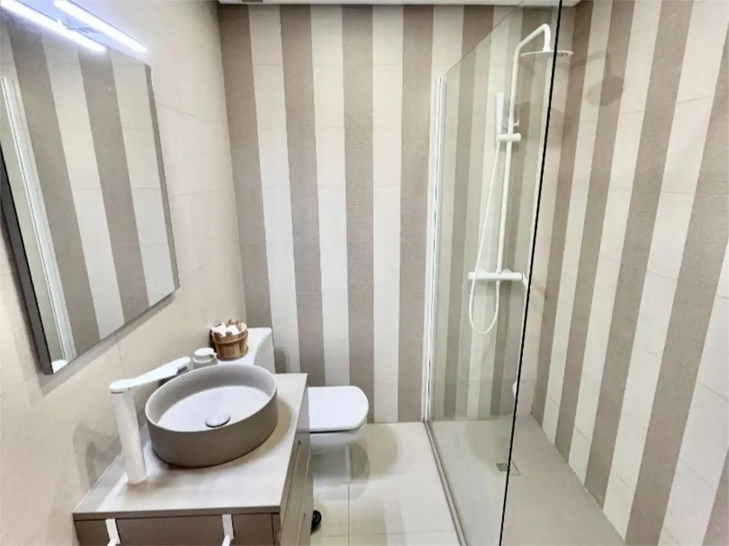 Piso en venta en Camino de los Manchones, 4, Nagüeles Alto Baño de Piso en venta en Marbella con Aire acondicionado, Calefacción y Jardín privado