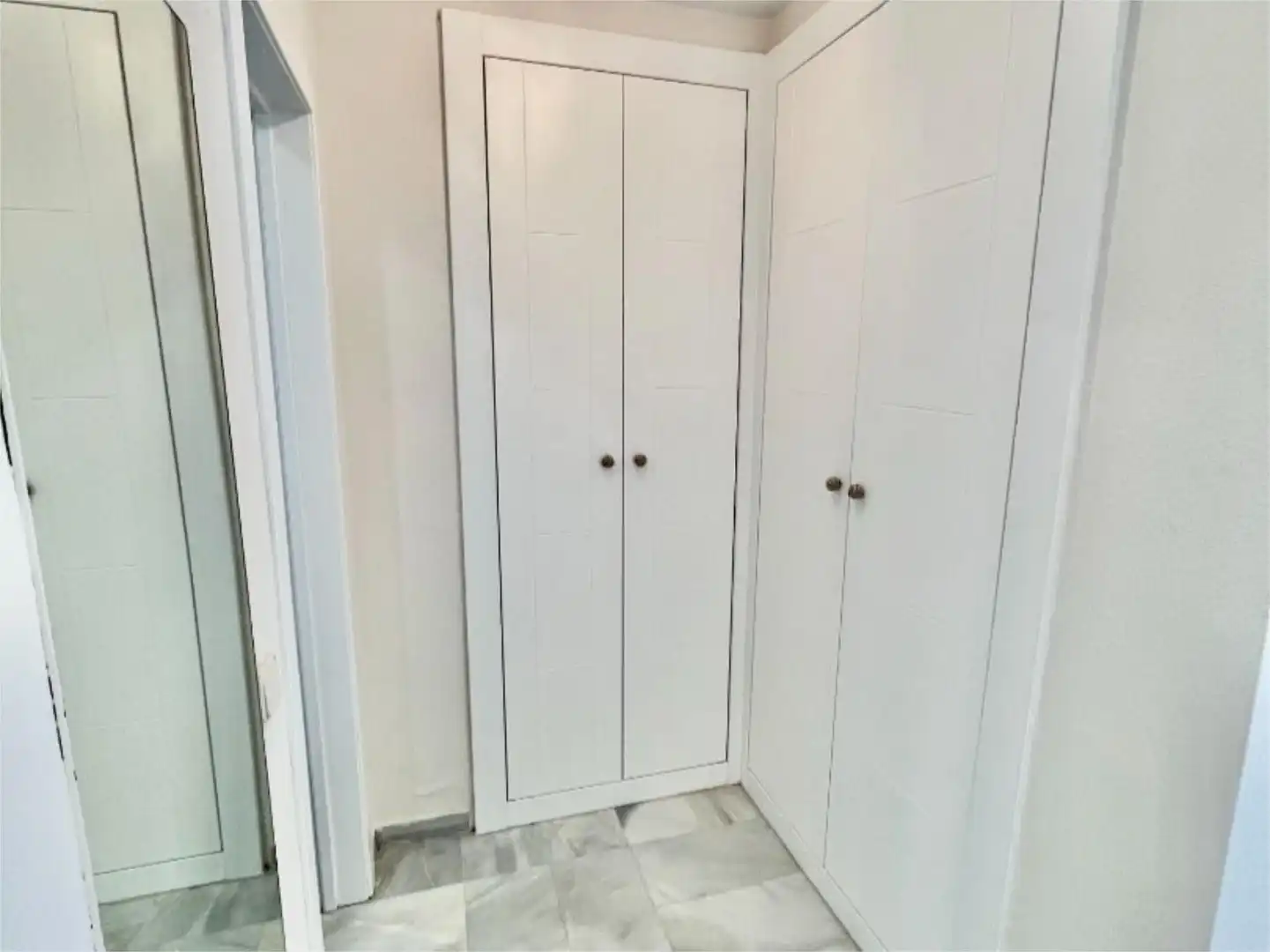 Piso en venta en Camino de los Manchones, 4, Nagüeles Alto Baño de Piso en venta en Marbella con Aire acondicionado, Calefacción y Jardín privado
