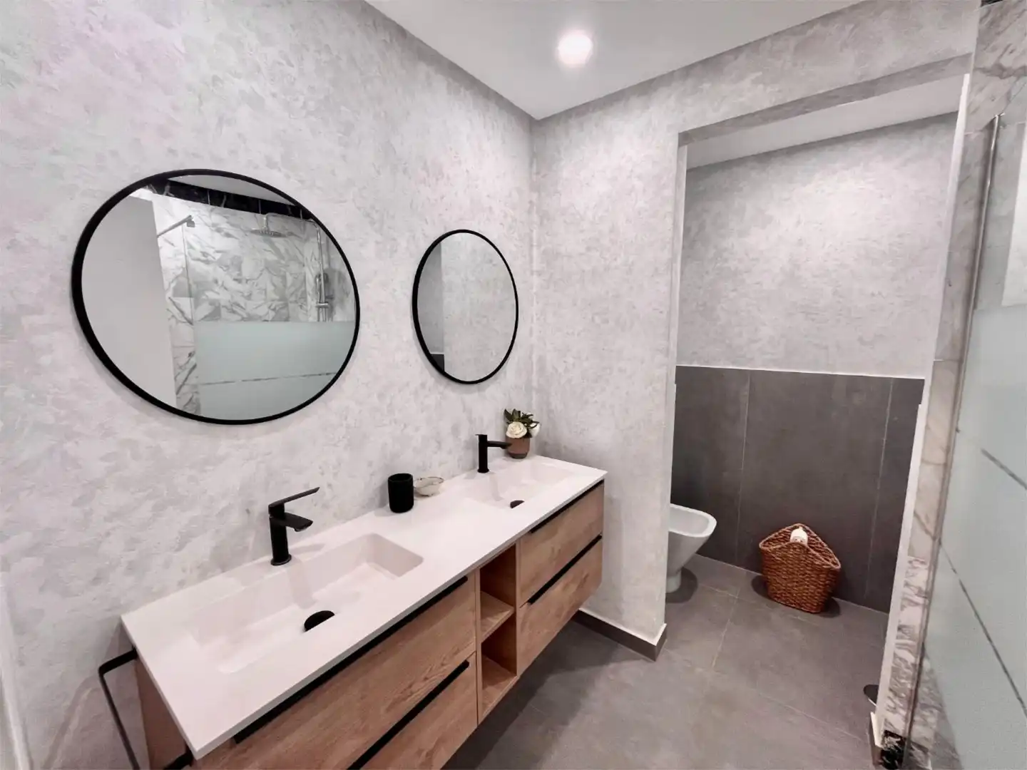 Piso en venta en Camino de los Manchones, 4, Nagüeles Alto Baño de Piso en venta en Marbella con Aire acondicionado, Calefacción y Jardín privado