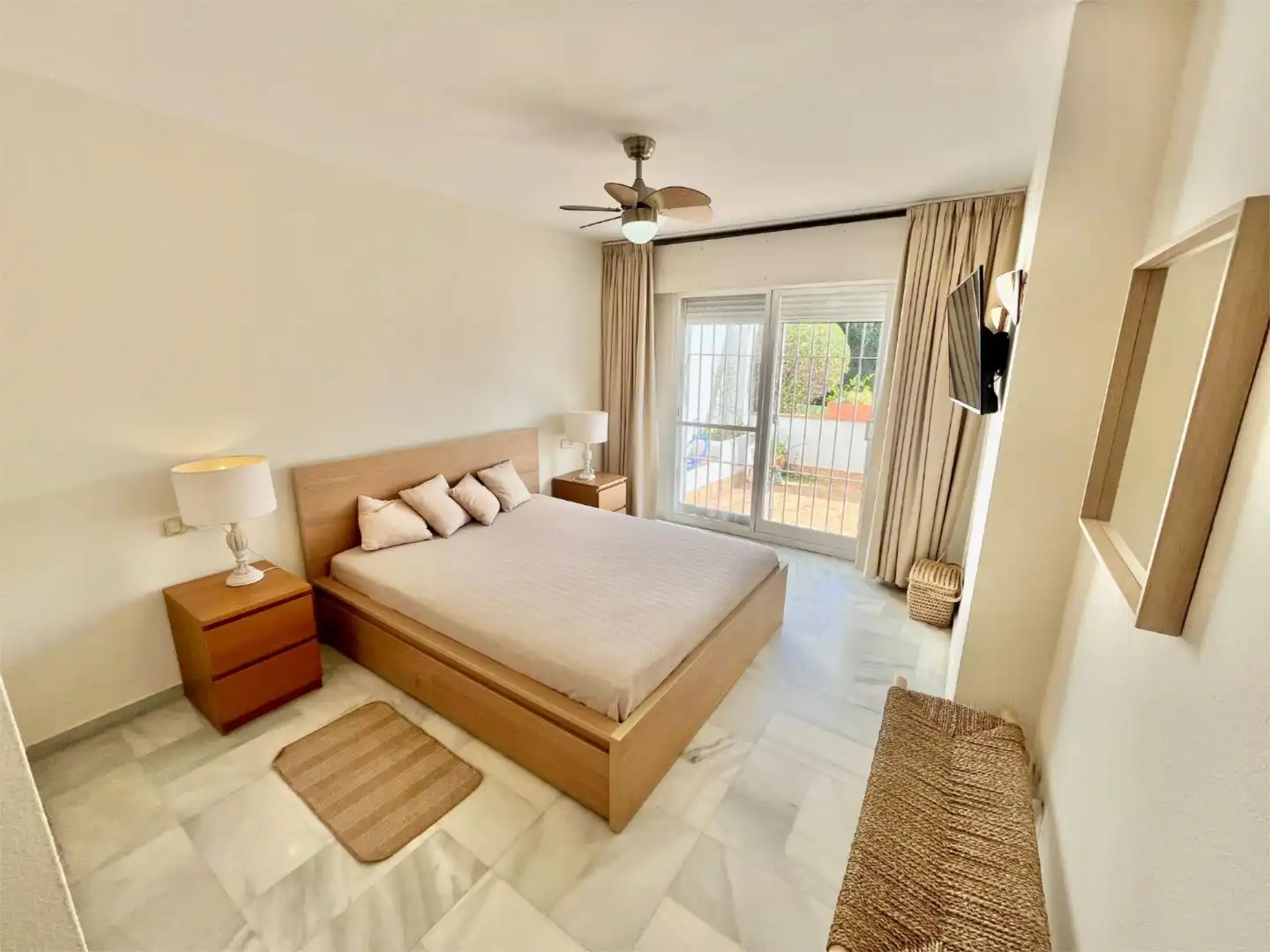 Piso en venta en Camino de los Manchones, 4, Nagüeles Alto Habitación de Piso en venta en Marbella con Aire acondicionado, Calefacción y Jardín privado