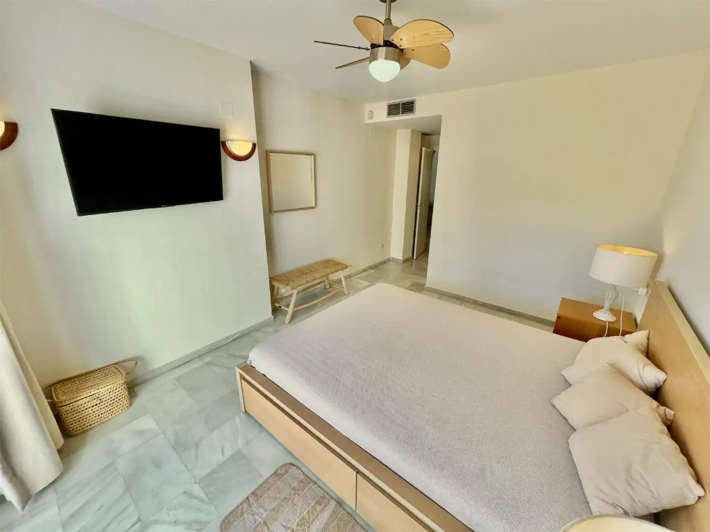 Piso en venta en Camino de los Manchones, 4, Nagüeles Alto Habitación de Piso en venta en Marbella con Aire acondicionado, Calefacción y Jardín privado