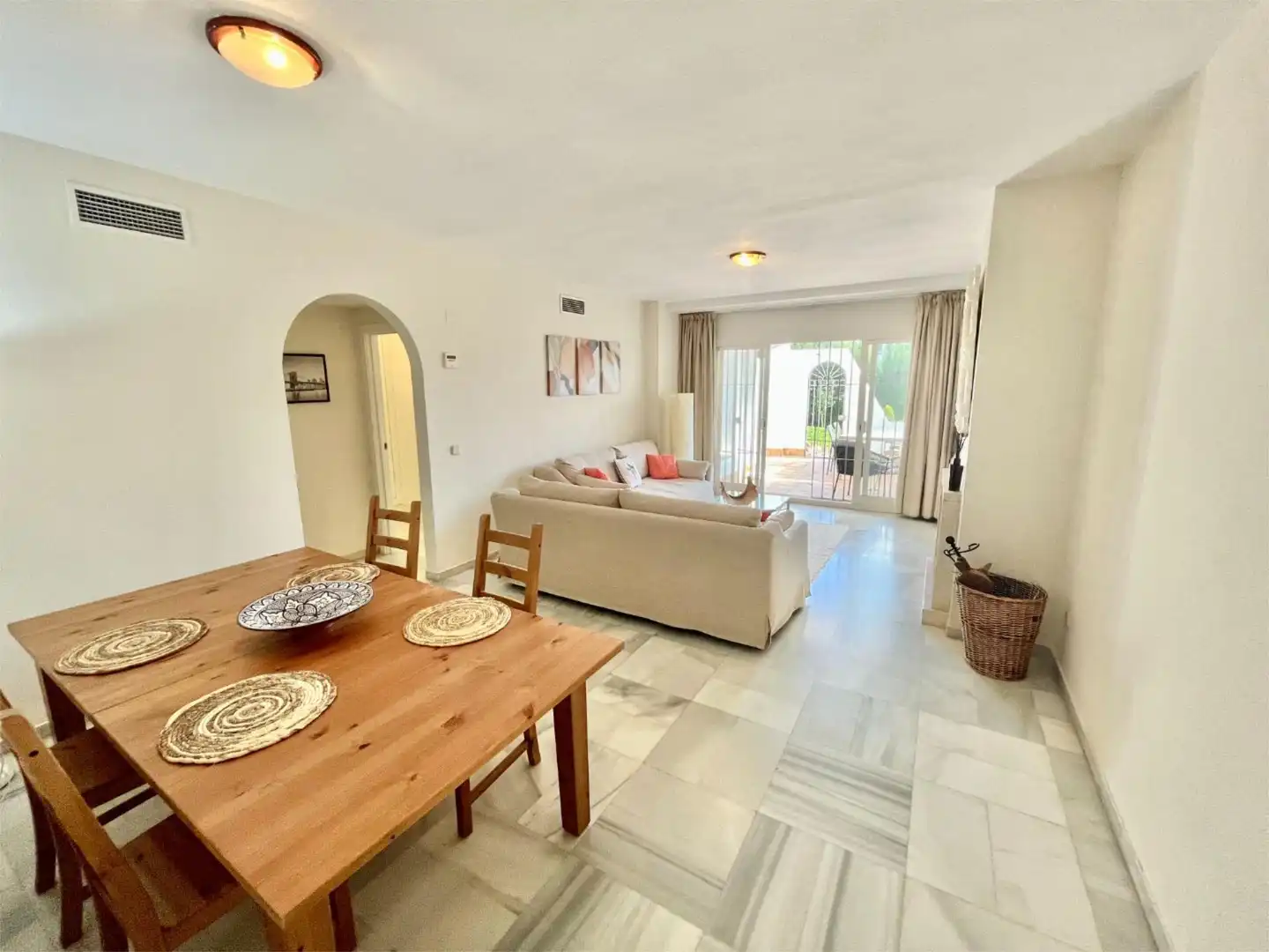 Piso en venta en Camino de los Manchones, 4, Nagüeles Alto Comedor de Piso en venta en Marbella con Aire acondicionado, Calefacción y Jardín privado