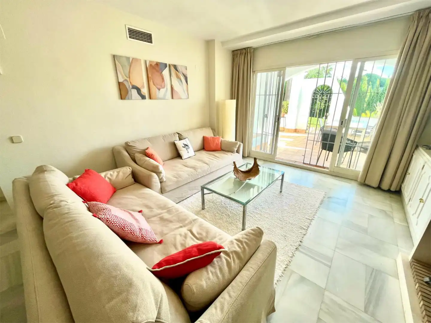 Piso en venta en Camino de los Manchones, 4, Nagüeles Alto Sala de estar de Piso en venta en Marbella con Aire acondicionado, Calefacción y Jardín privado