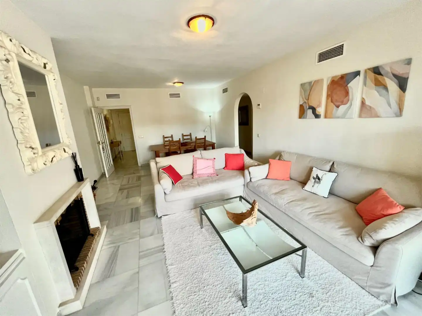 Piso en venta en Camino de los Manchones, 4, Nagüeles Alto Sala de estar de Piso en venta en Marbella con Aire acondicionado, Calefacción y Jardín privado