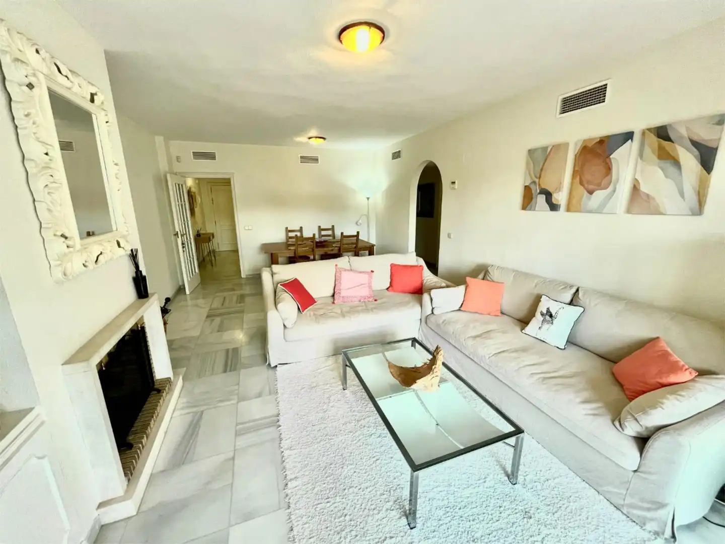 Piso en venta en Camino de los Manchones, 4, Nagüeles Alto Sala de estar de Piso en venta en Marbella con Aire acondicionado, Calefacción y Jardín privado