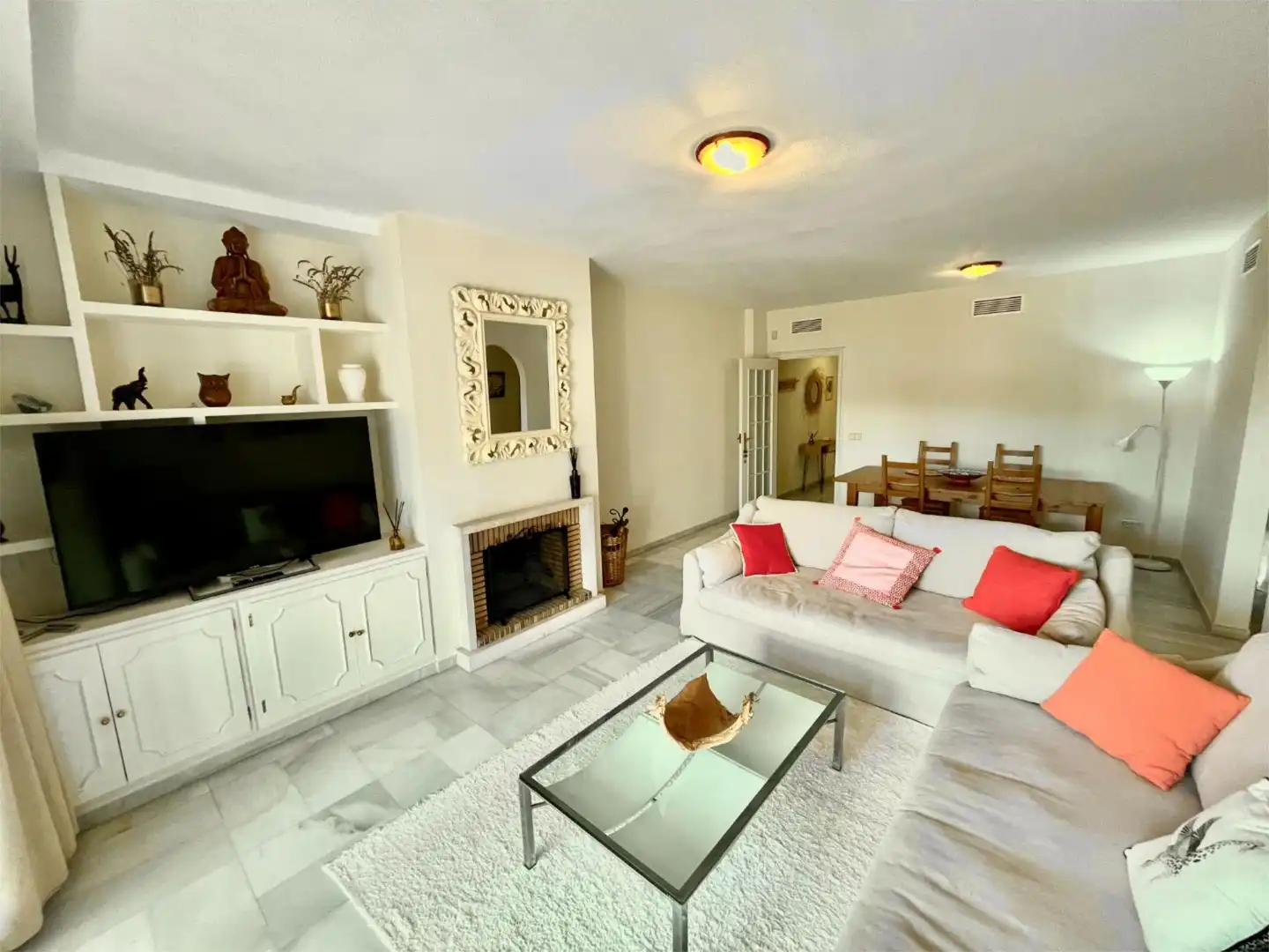 Piso en venta en Camino de los Manchones, 4, Nagüeles Alto Sala de estar de Piso en venta en Marbella con Aire acondicionado, Calefacción y Jardín privado