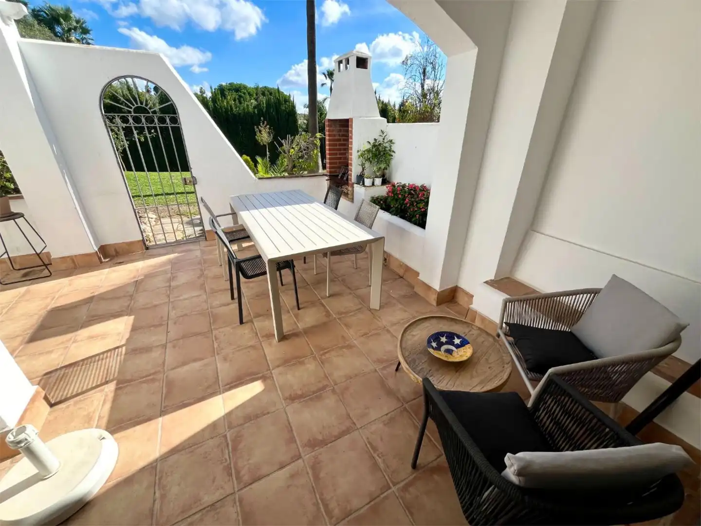 Piso en venta en Camino de los Manchones, 4, Nagüeles Alto Terraza de Piso en venta en Marbella con Aire acondicionado, Calefacción y Jardín privado