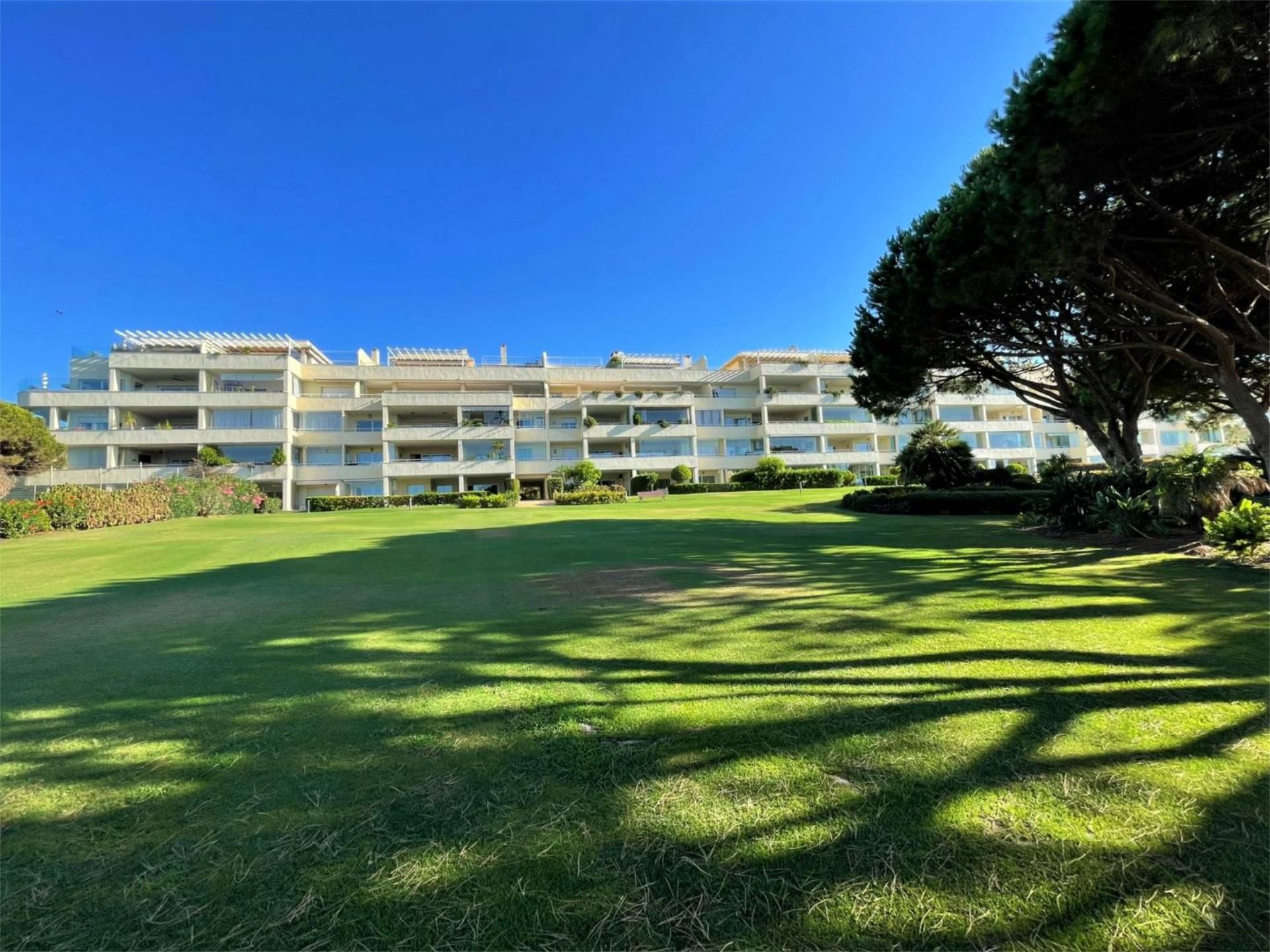 Ático de alquiler en Urbanizacion Sitio Peñablanca, 3015, Cabopino - Artola Vista exterior de Ático de alquiler en Marbella con Aire acondicionado, Calefacción y Jardín privado