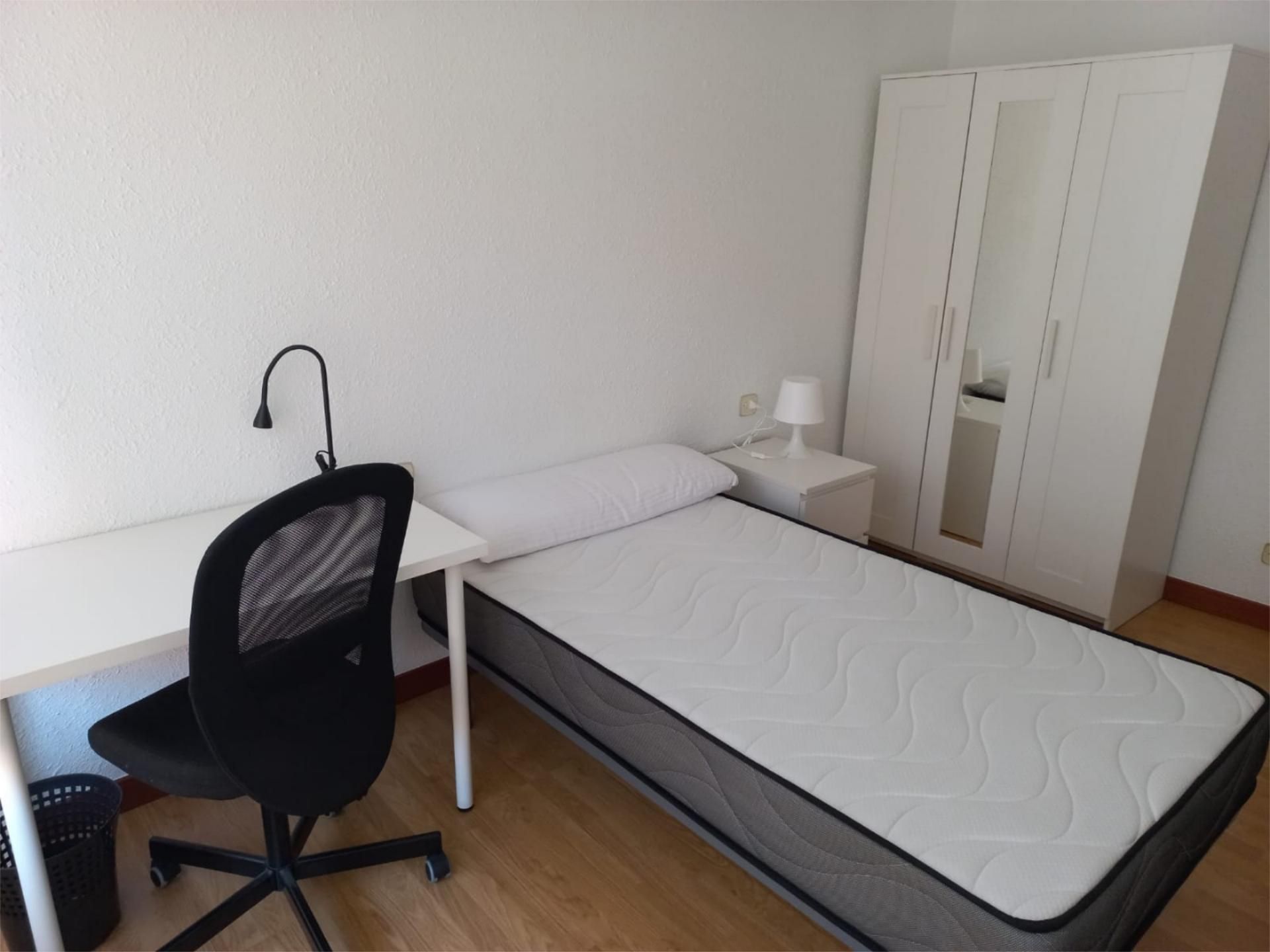 Bedroom of Flat to share in Vitoria - Gasteiz  with Heating, Parquet flooring and Terrace