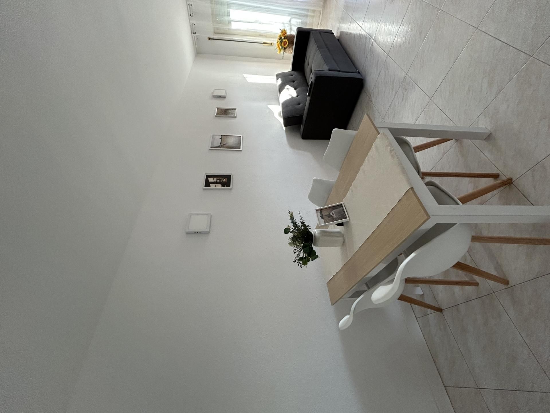 Sala d'estar de Apartament de lloguer en Pineda de Mar amb Aire condicionat, Calefacció i Jardí privat