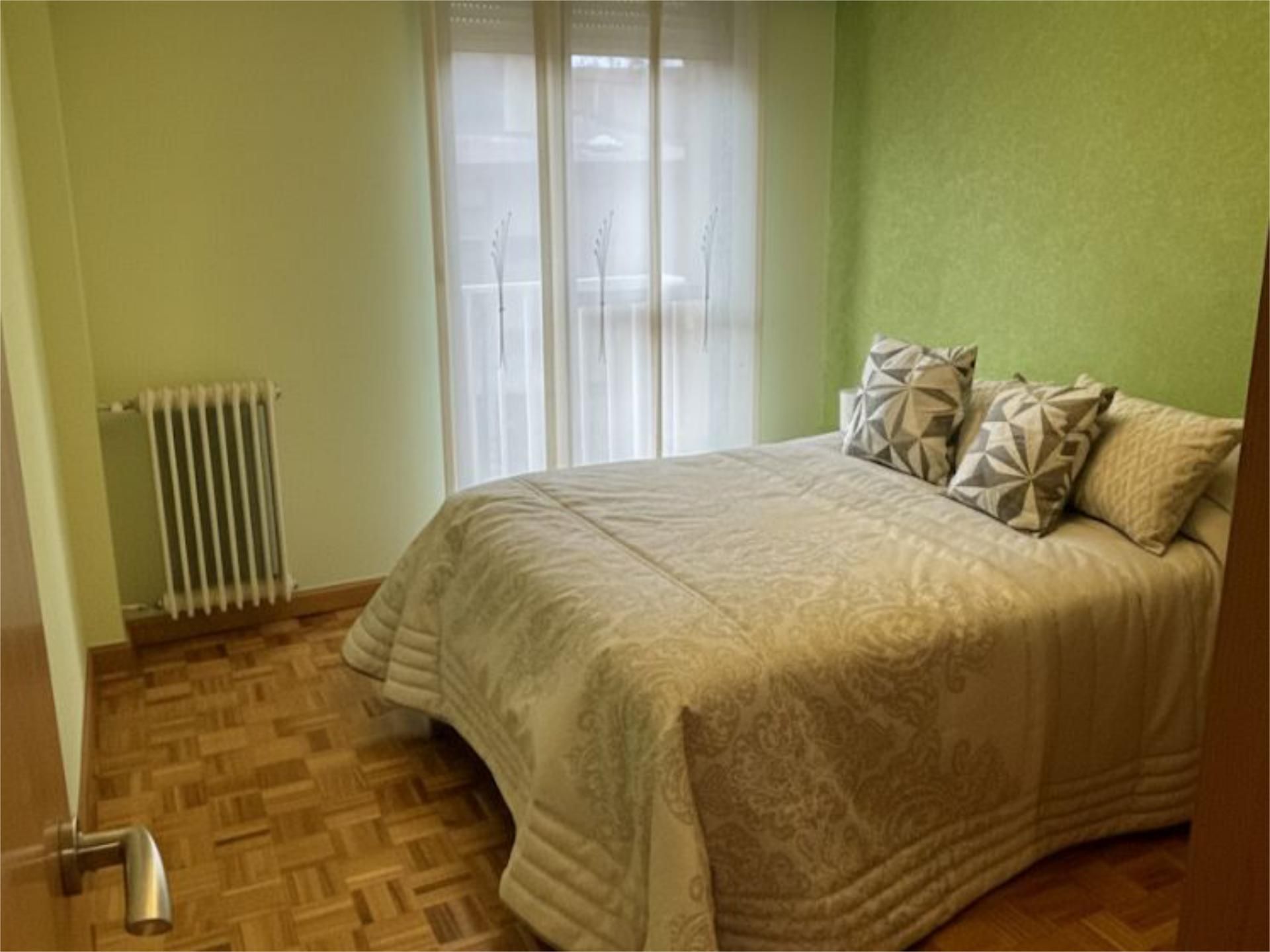 Bedroom of Flat to share in  Logroño  with Heating, Private garden and Parquet flooring