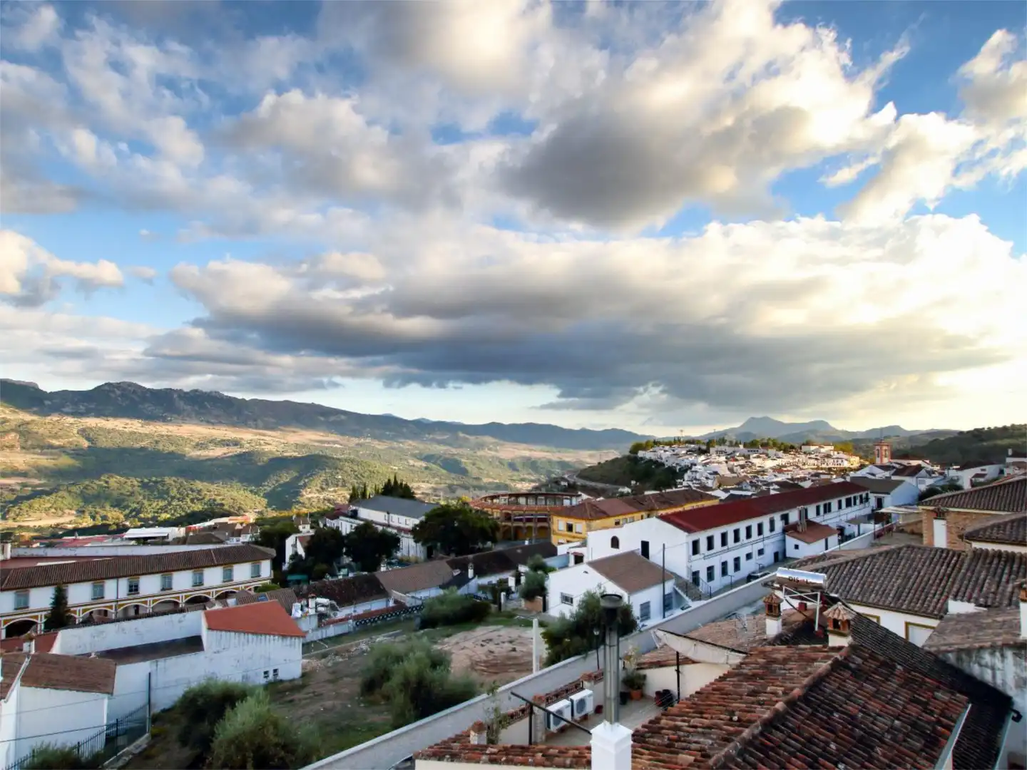 Vista exterior de Pis de lloguer en Cortes de la Frontera amb Aire condicionat, Calefacció i Terrassa