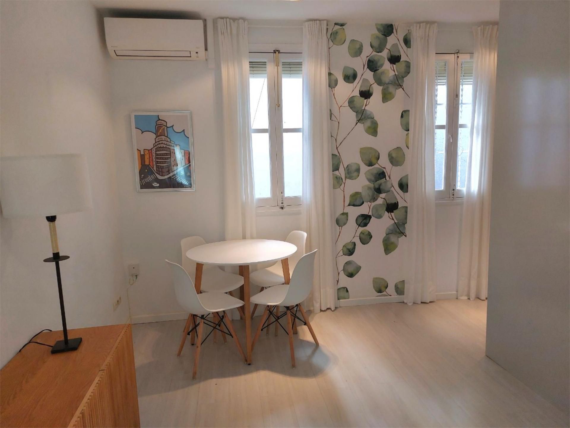 Menjador de Pis de lloguer en  Madrid Capital amb Aire condicionat, Parquet i Moblat