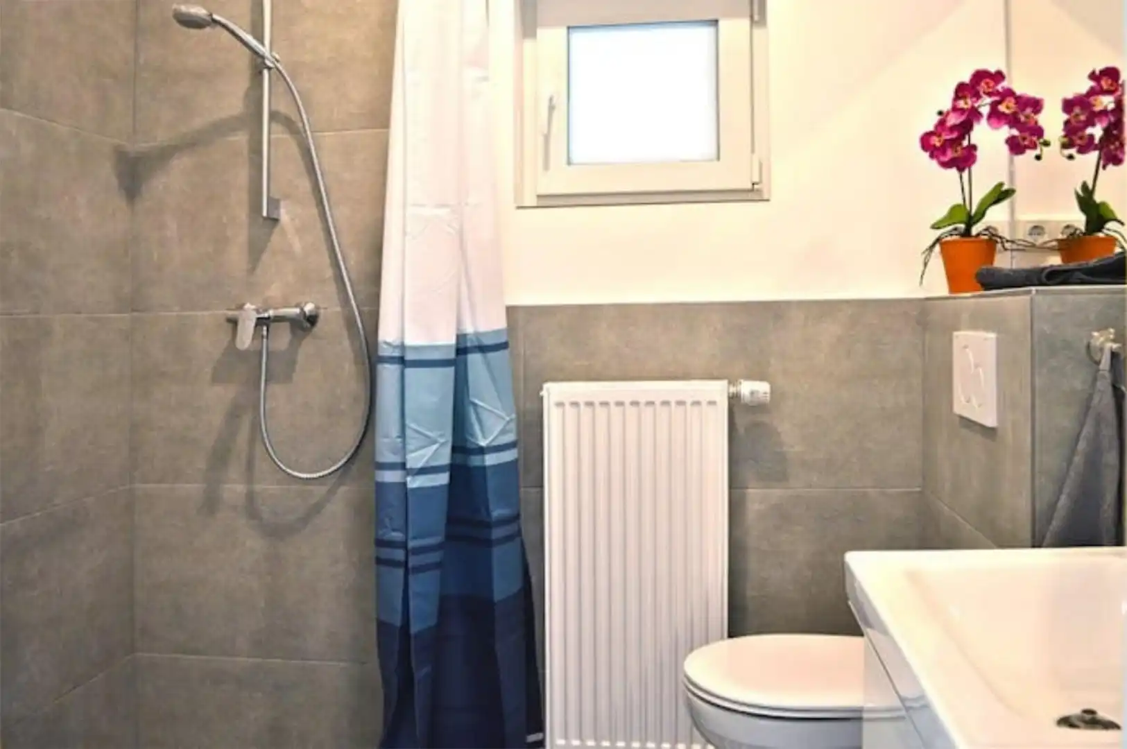 Wohnung zur Miete in Avenida del Puente Cultural, 9, Dehesa Vieja - Puente Cultural Badezimmer von Wohnung zur Miete in San Sebastián de los Reyes mit Möbliert, Ofen und Waschmaschine