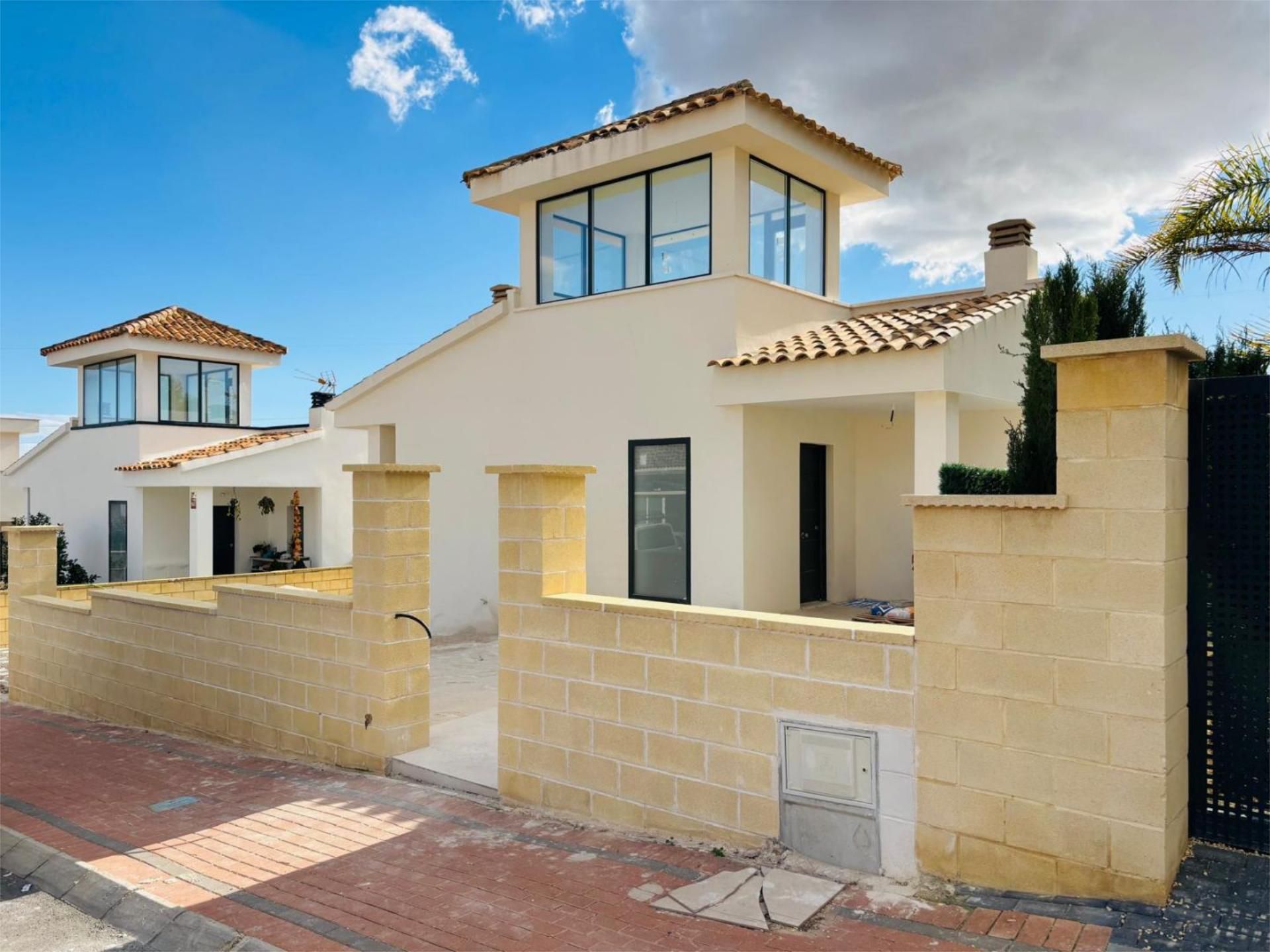 Vista exterior de Casa o xalet en venda en Polop amb Aire condicionat, Terrassa i Piscina