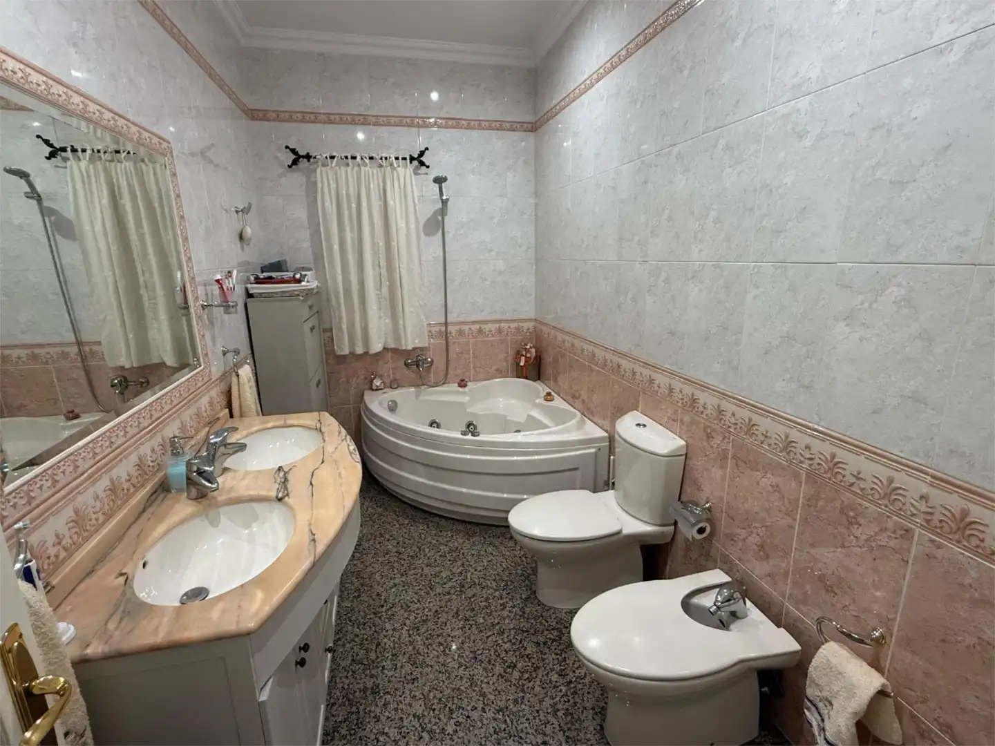 Bathroom of Detached homes for sale in Alcalá de Guadaira  with Air Conditioner, Terrace and Balcony