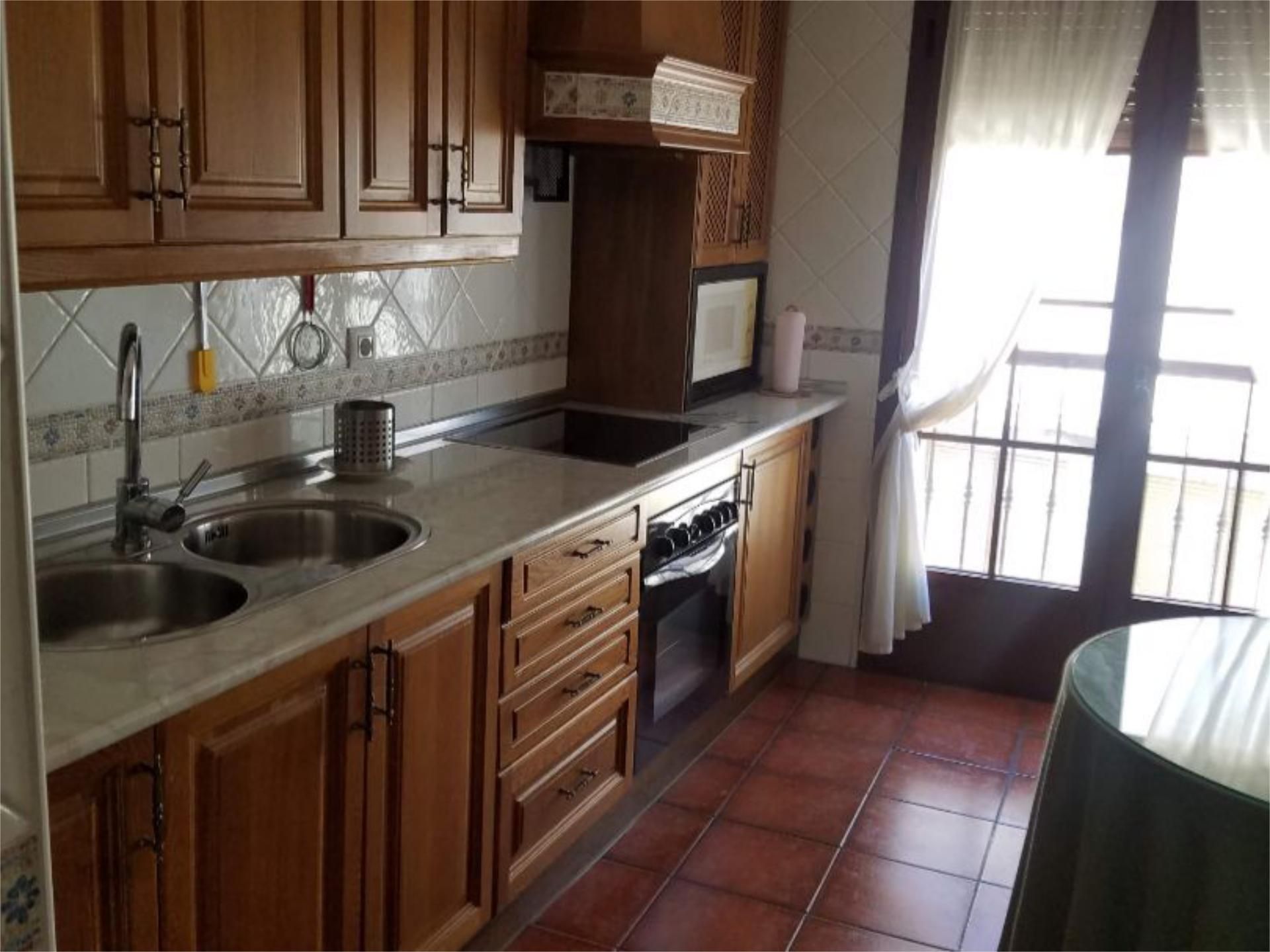 Cuina de Pis de lloguer en Cabezuela del Valle amb Aire condicionat, Terrassa i Traster