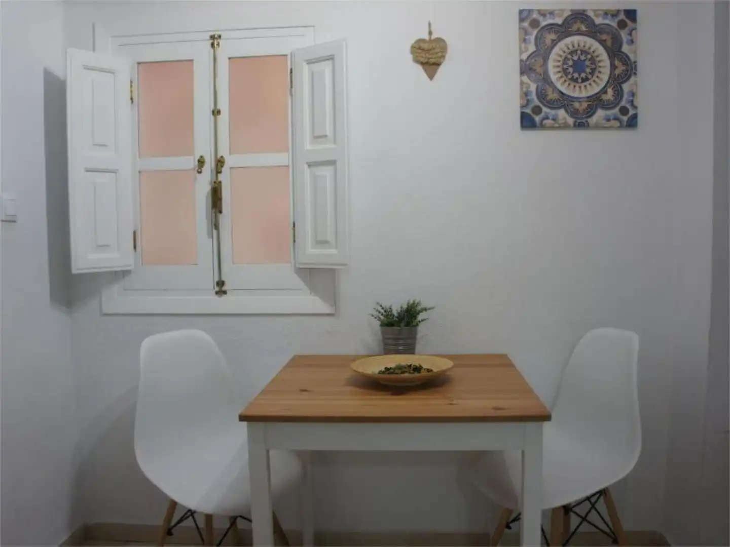 Flat for rent in Plaza de Santa Ana, 6, San Matías - Realejo Dining room of Flat for rent in Granada with Air Conditioner, Heating and Furnished