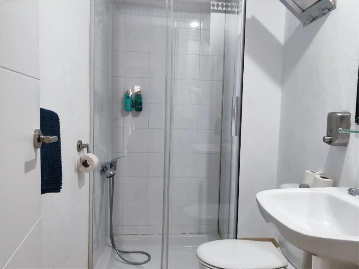 Flat for rent in Plaza de Santa Ana, 6, San Matías - Realejo Bathroom of Flat for rent in Granada with Air Conditioner, Heating and Furnished
