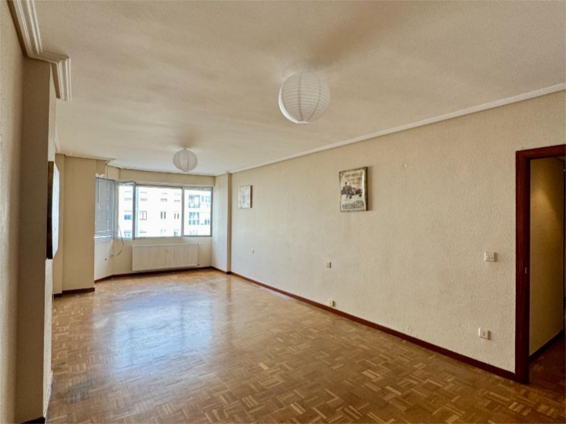 Piso en venta en Avenida Beato Tomás de Zumárraga, 54, Txagorritxu Sala de estar de Piso en venta en Vitoria - Gasteiz con Calefacción, Parquet y Terraza