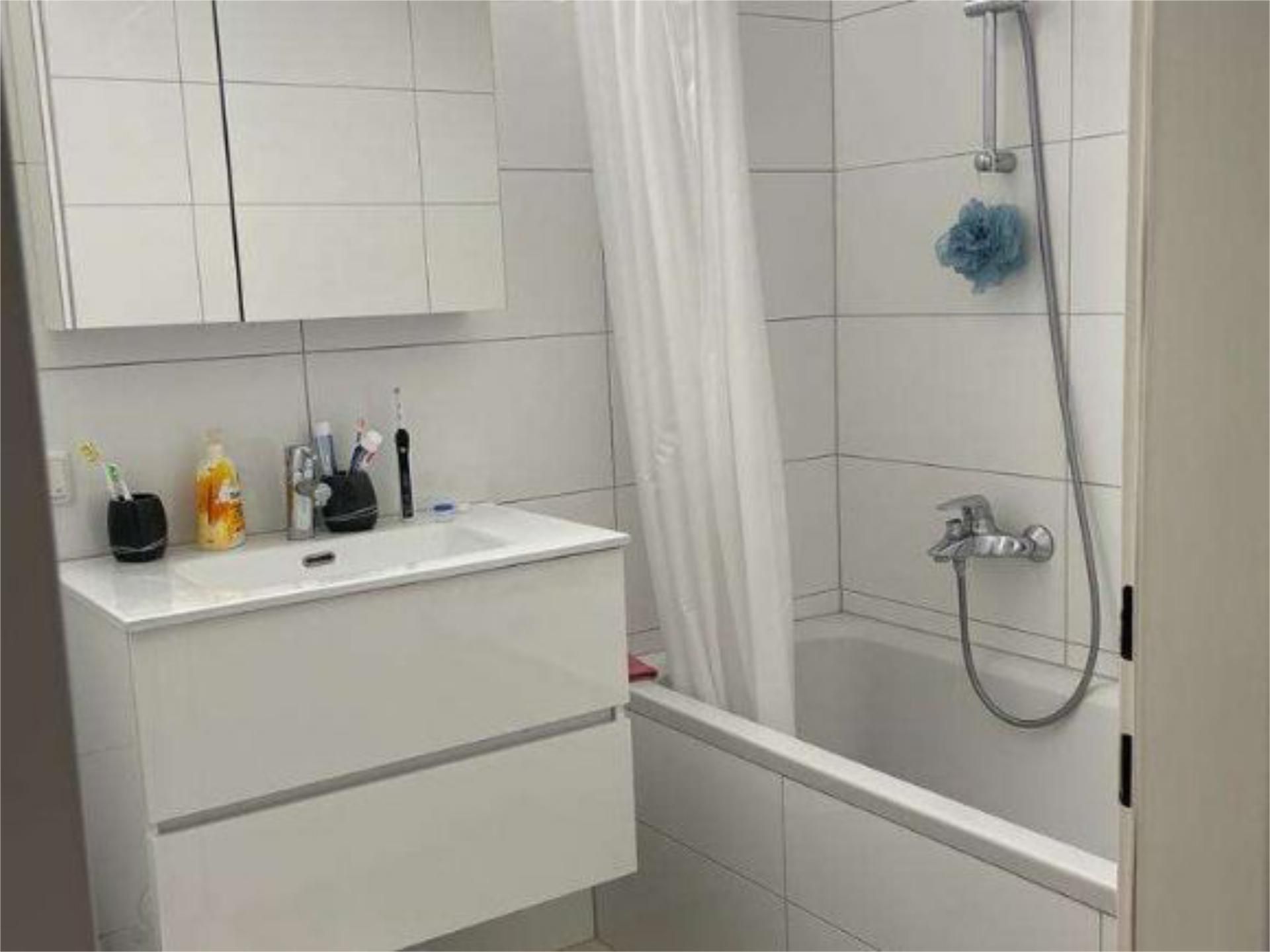 Flat to rent in del Campo de la Paloma, 62, Palomeras Sureste Bathroom of Flat to rent in Madrid Capital with Air Conditioner, Parquet flooring and Furnished