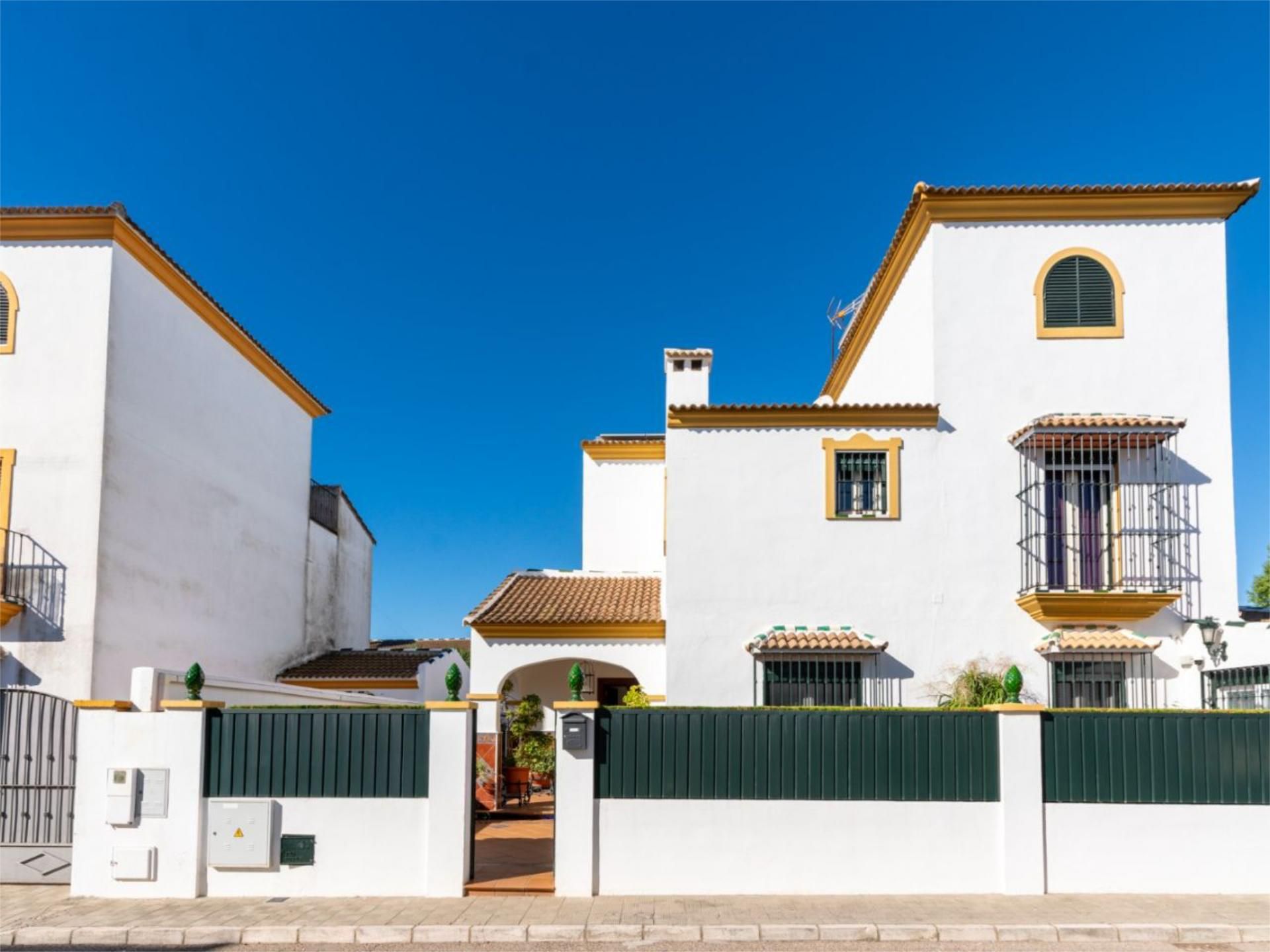 Vista exterior de Casa o xalet en venda en Sanlúcar la Mayor amb Aire condicionat, Terrassa i Piscina