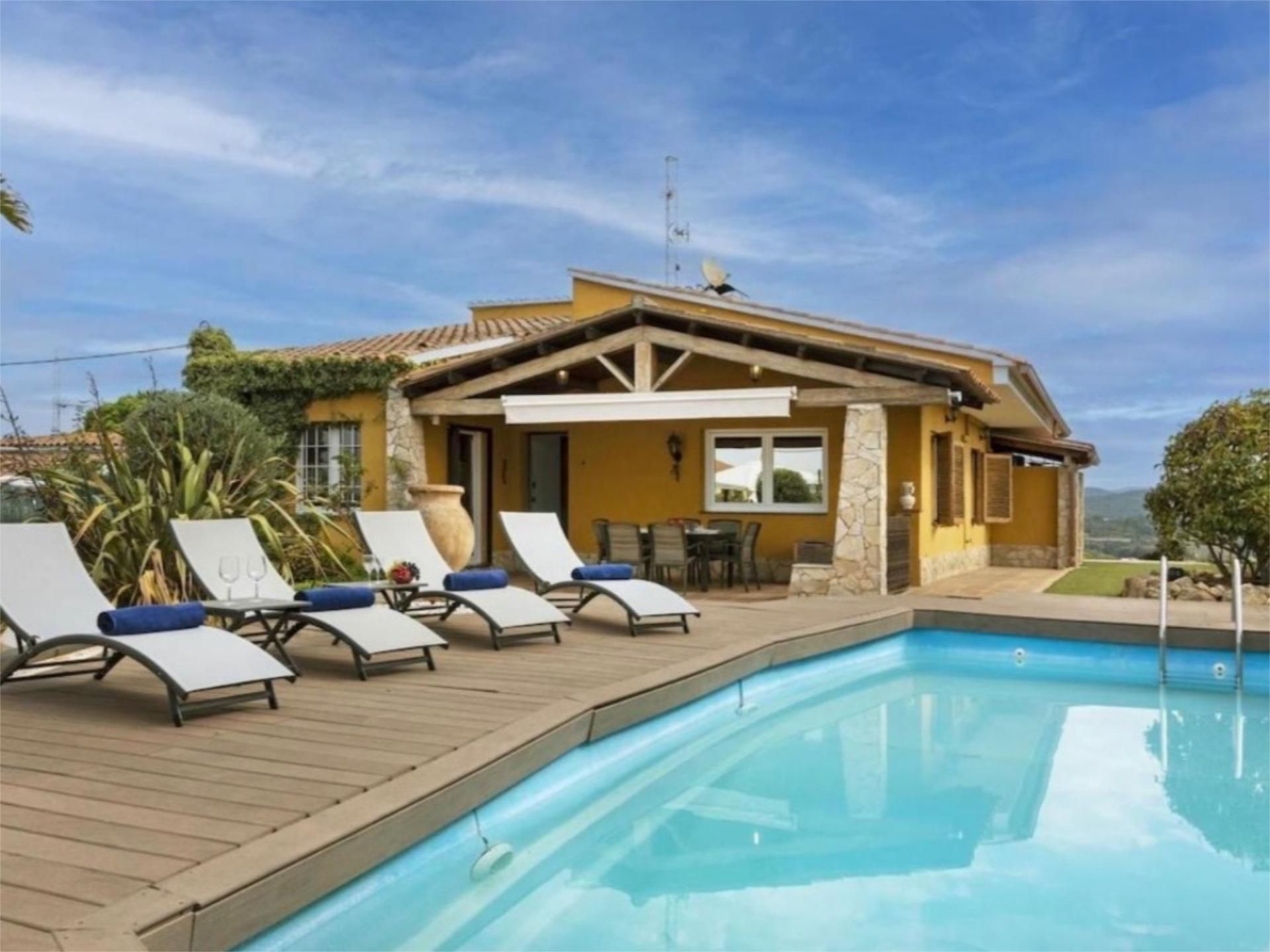 Casa o xalet en venda a Carrer Cantabria, 5, Santa Clotilde Vista exterior de Casa o xalet en venda en Lloret de Mar amb Aire condicionat, Terrassa i Piscina