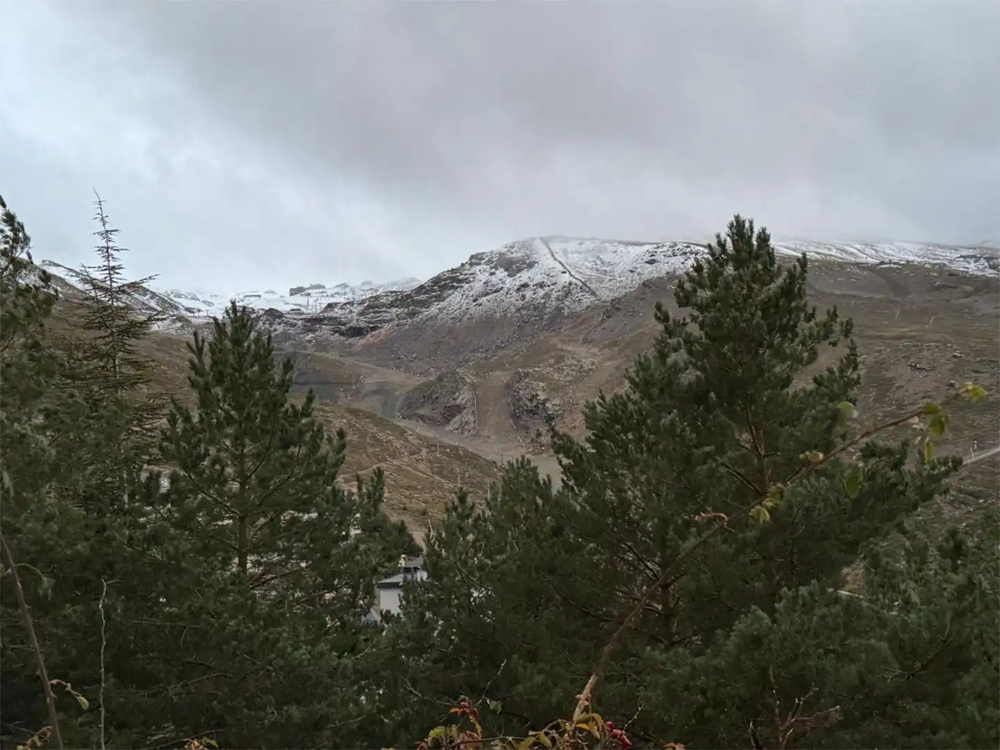 Piso de alquiler en Calle de los Copos, 3, Zona media Vista exterior de Piso de alquiler en Sierra Nevada con Calefacción, Amueblado y Parking comunitario