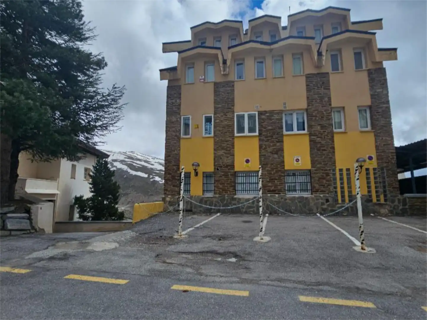 Piso de alquiler en Calle de los Copos, 3, Zona media Vista exterior de Piso de alquiler en Sierra Nevada con Calefacción, Amueblado y Parking comunitario