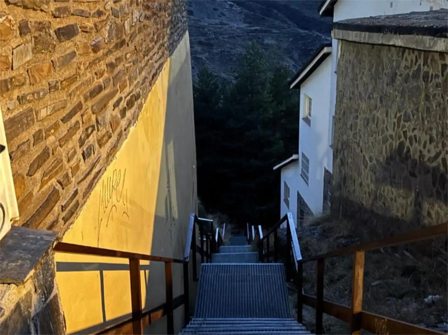 Piso de alquiler en Calle de los Copos, 3, Zona media Vista exterior de Piso de alquiler en Sierra Nevada con Calefacción, Amueblado y Parking comunitario